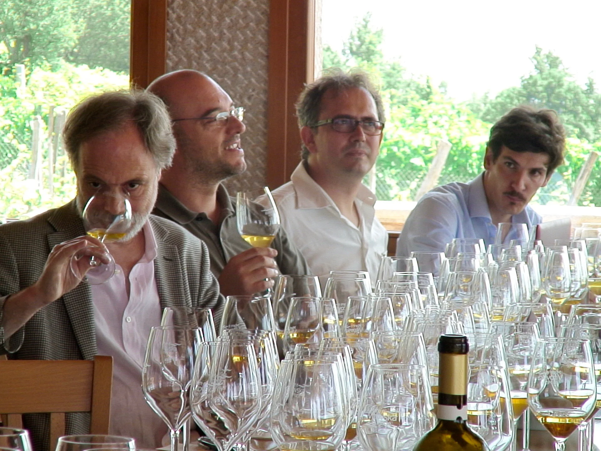 Zidarich, la sala della degustazione delle 10 annate di Vitovska.jpg