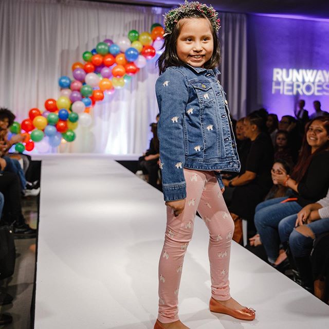 When Darcy is on the runway, you would never know that she is fighting cancer. She radiates confidence and always has the biggest smile!! Swipe to see her runway pose ➡️ Photo: @dashamurashka