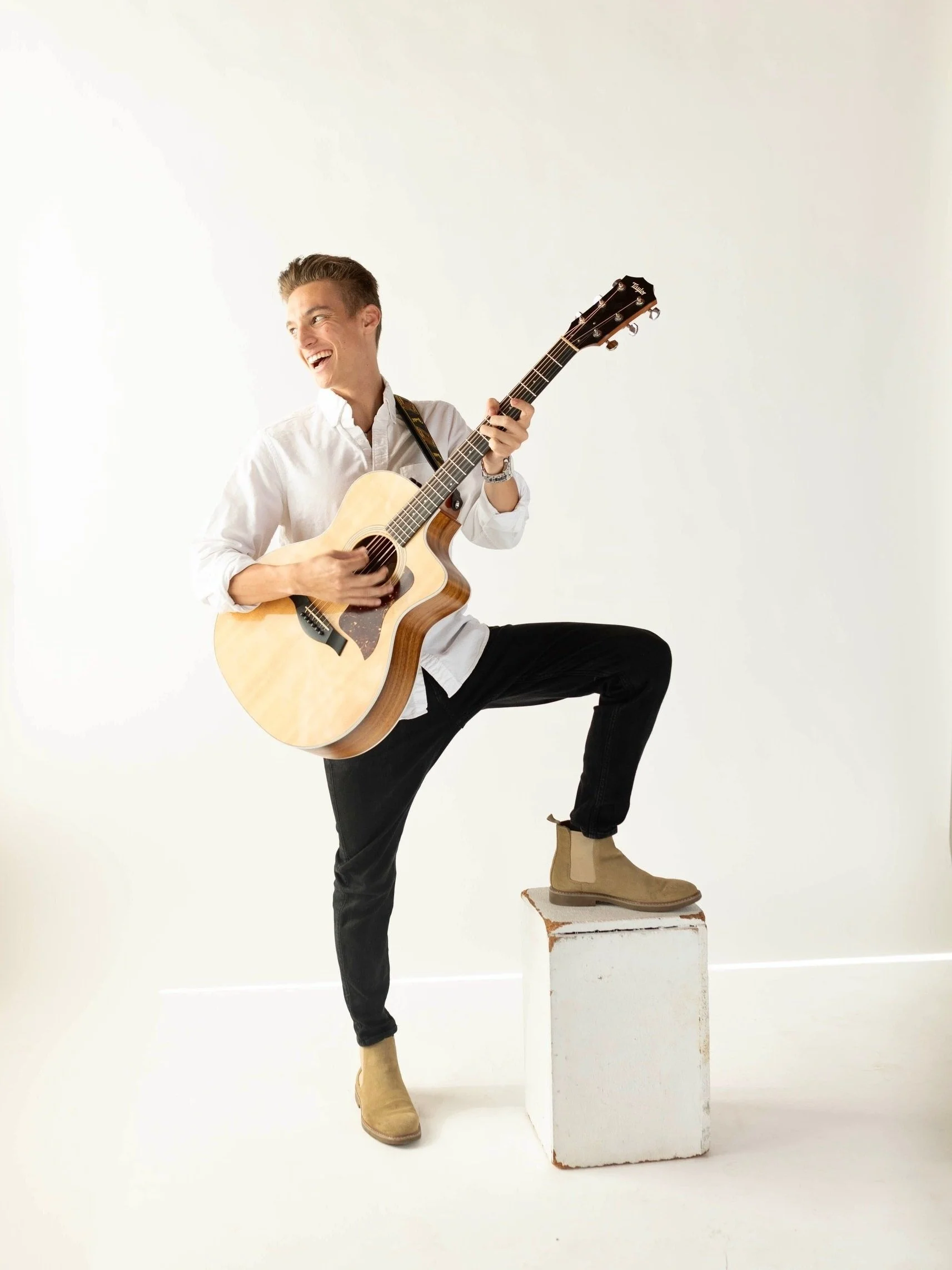 Live Music w/Aaron Menezes 