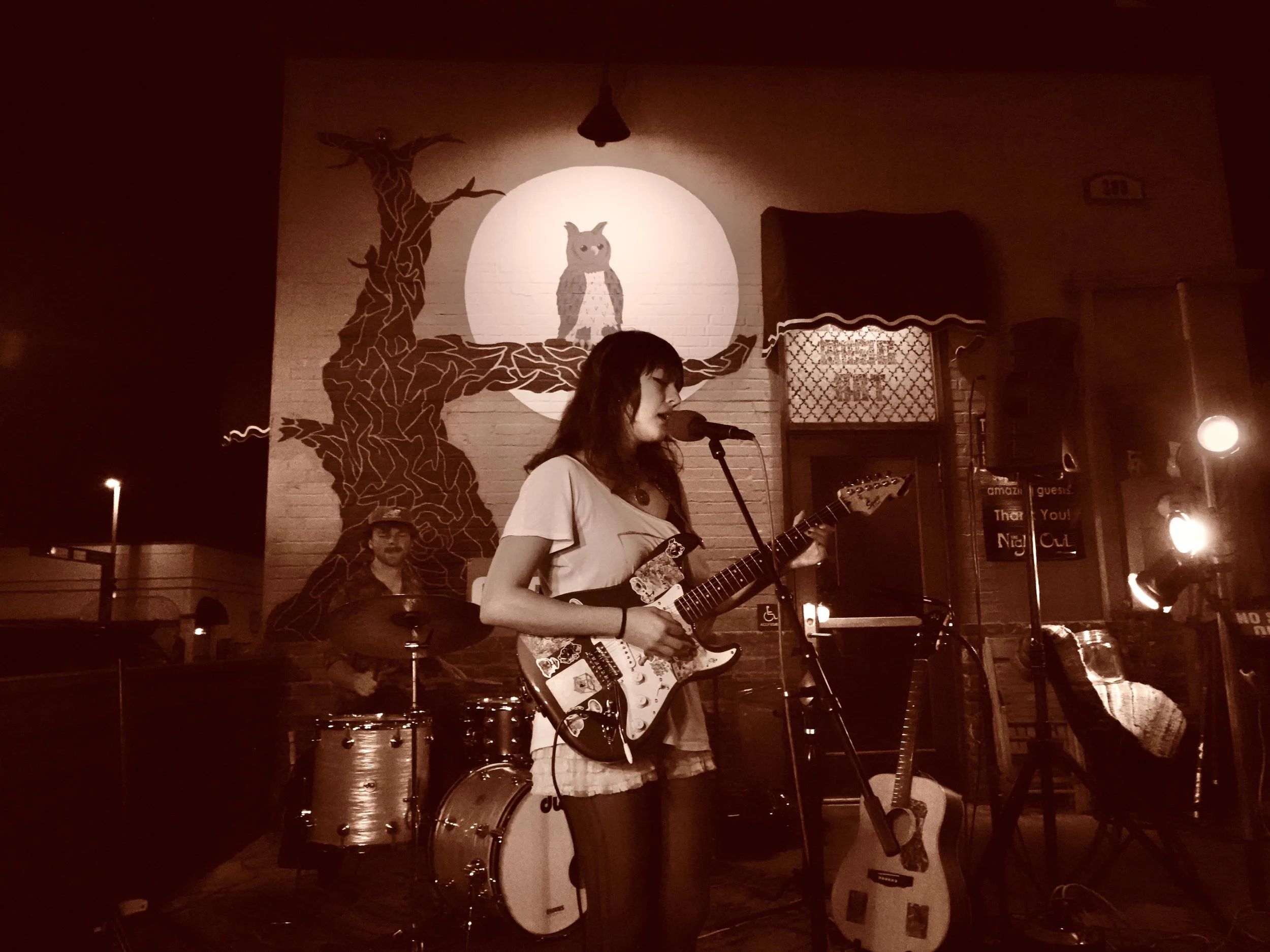 Live Music w/Lindsey Star   