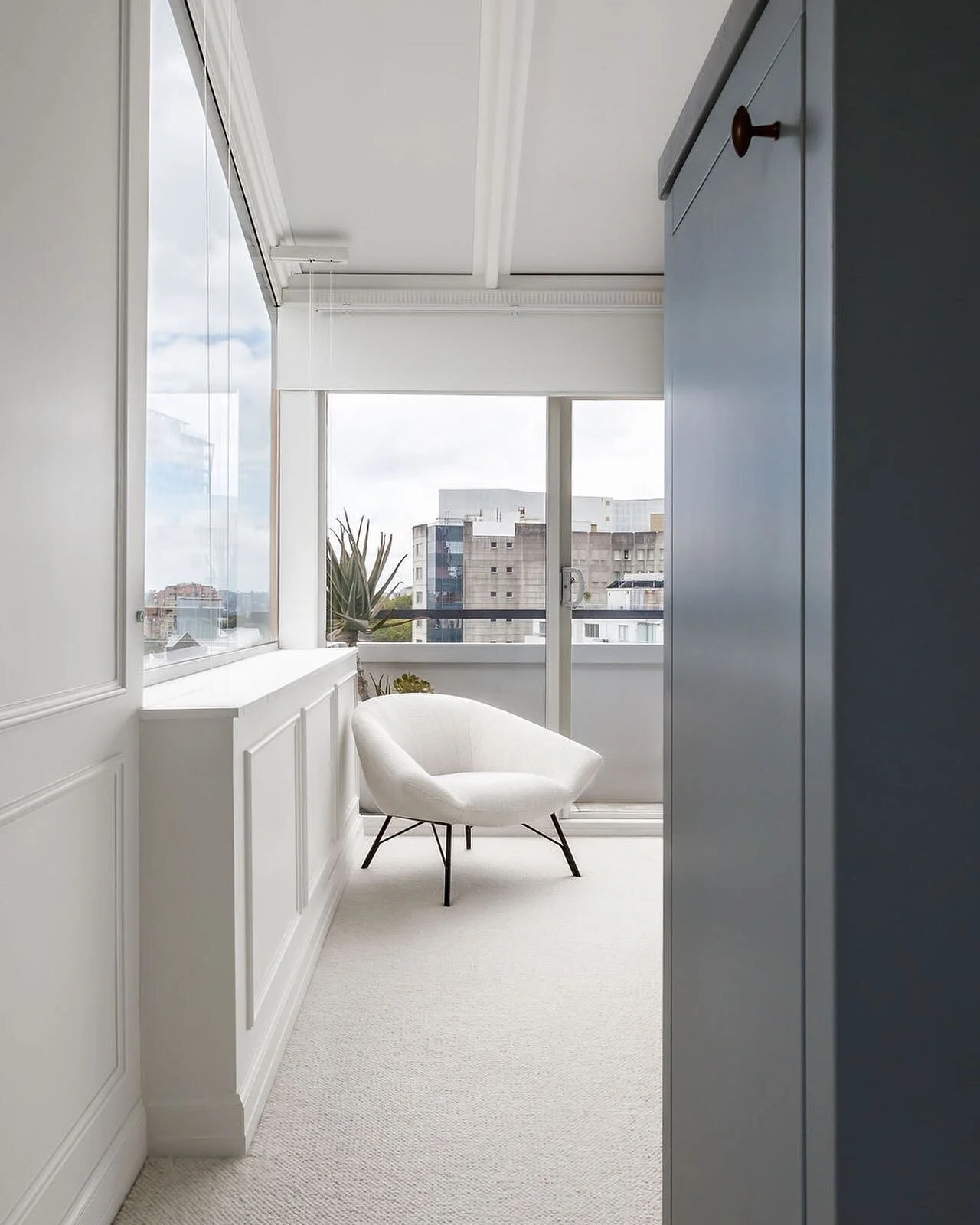 ROSEBANK RESIDENCE &bull; MASTER BEDROOM
.
Ascending to the upper level, the master bedroom epitomizes luxury living, offering a one-of-a-kind experience akin to an eagle&rsquo;s nest with a glass ceiling, providing an immersive view of the city skyl