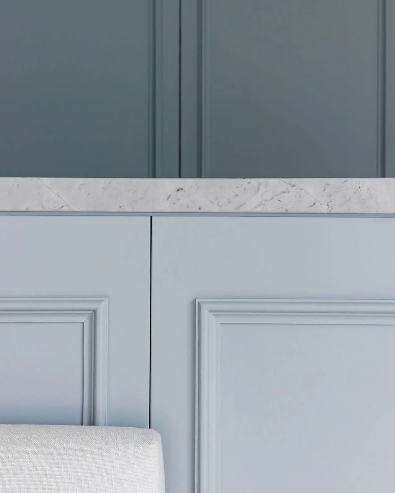 ROSEBANK RESIDENCE &bull; DETAILS
.
Unique shades of blue dominate the walk-in wardrobe, adding depth and character to the space. These hues complement the marble slabs and natural stone accents, creating a harmonious ambiance that enhances the overa