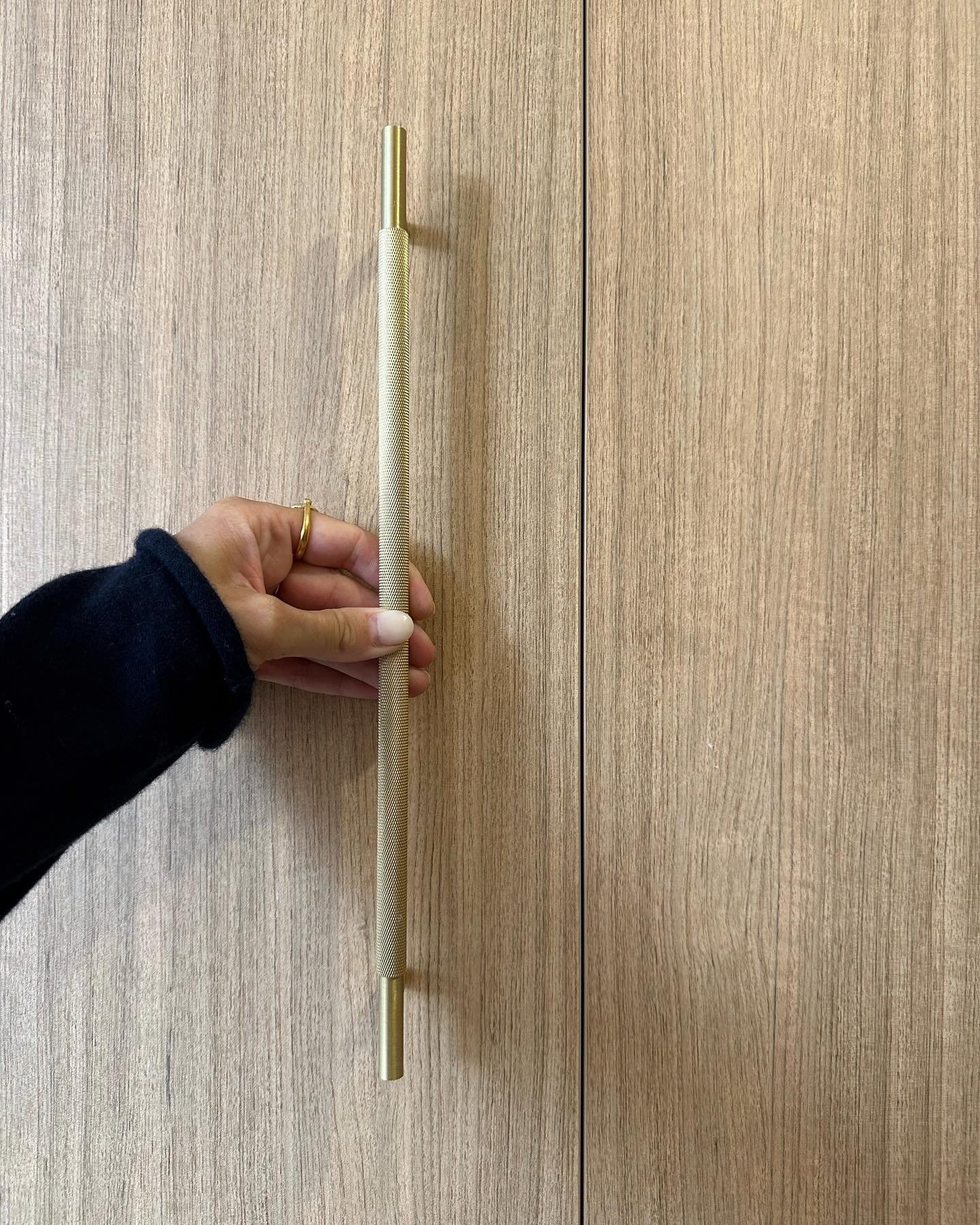TnT&bull; CONSTRUCTION
.
WIW Featuring Brass knurled door handles &amp; natural oak wood veneer for the doors.
.
Build by @platre_deco_building 
.
#atelierchardonarchitecture  #architecture #interiors #interiordesign #interiordesigns #lifestyle #sydn