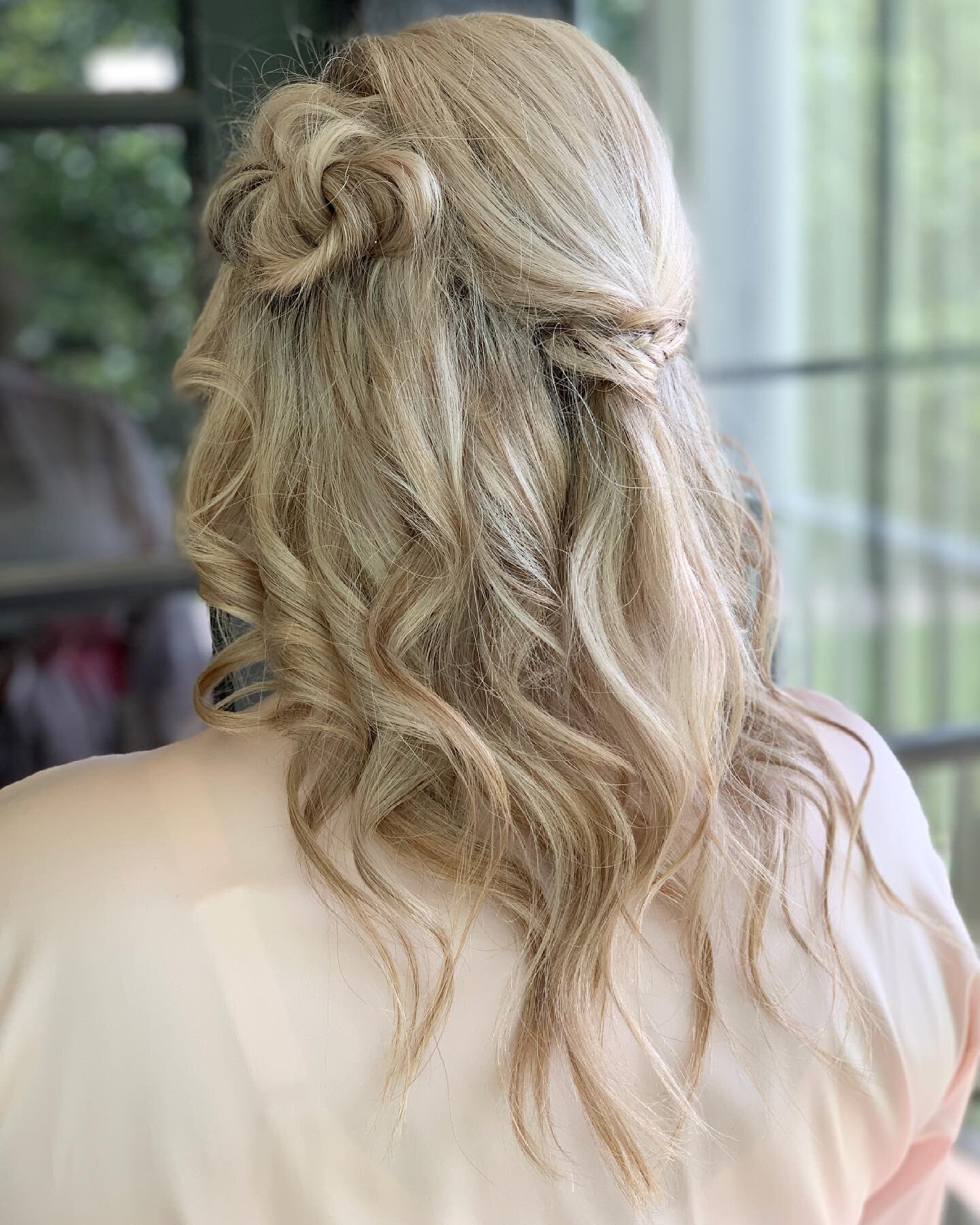 Bridal Party Hair Updo
Hair by Me @cypress.gorres 
For @artisteelane
.
.
.
#bridalhair #bridalparty #texaswedding #sanantoniowedding #sanantoniotx #sanantoniotexas #satx #sanantoniohairstylists #sanantoniobridal #sanantoniobridalhairandmakeup #cypres