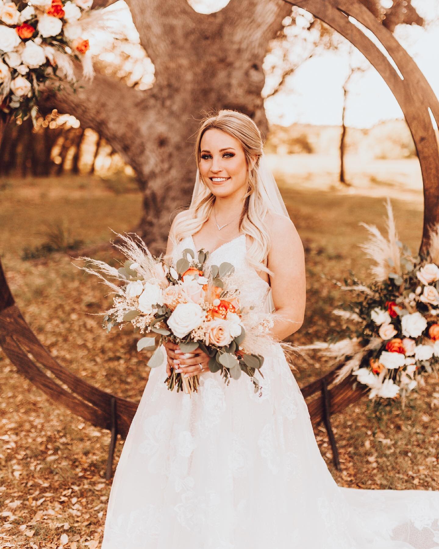 Congratulations Mr. &amp; Mrs. Butcher!!! 🤵🏼&zwj;♂️👰🏼&zwj;♀️❤️
Gorgeous bride Sarah and her bridal party were so sweet and fun to work with!
Hair by me @cypress.gorres 
Makeup by @makeupartistrybysuzanne 
Photo by @lovesparksphoto 
.
.
.
#sananto
