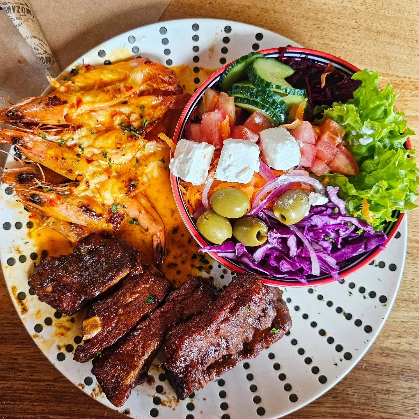 🇿🇼😋🍽&nbsp;Part II of some tasty sips, plates and bites to try in Zim/H-Town!

- 🦐 Prawn and rib platter @mozambikrestaurants ✨️
-🐟 Whole fried/grilled bream (at literally most grocery stores, just go to the ready-made&nbsp;section you'll thank&