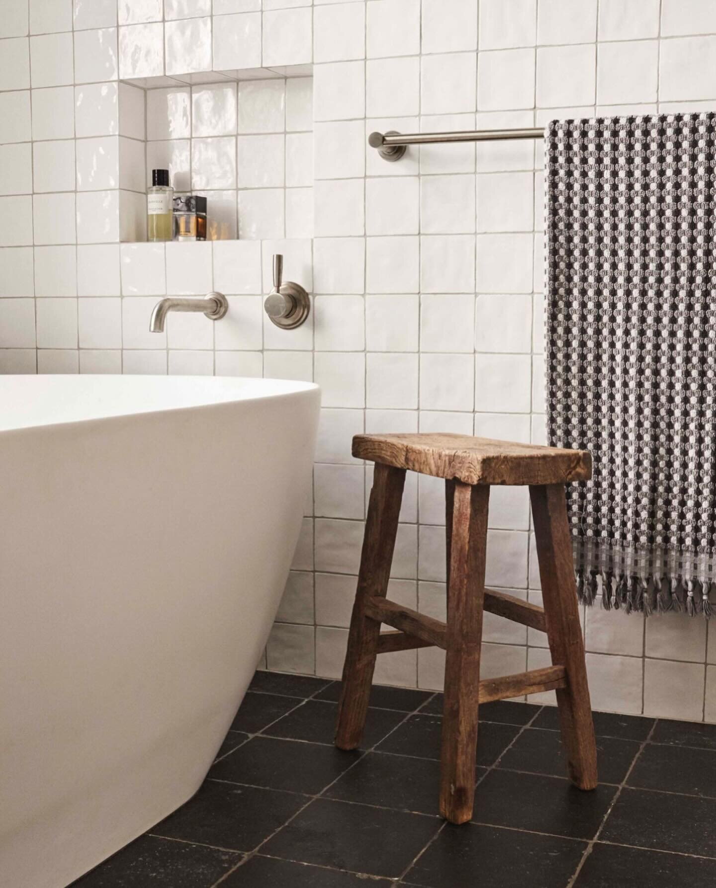 Throwback to this rustic beauty of a bathroom. The tumbled edges of the wall and floor tiles combined with the vintage stool adds a sense of warmth and nostalgia. 🖤🤍🤎