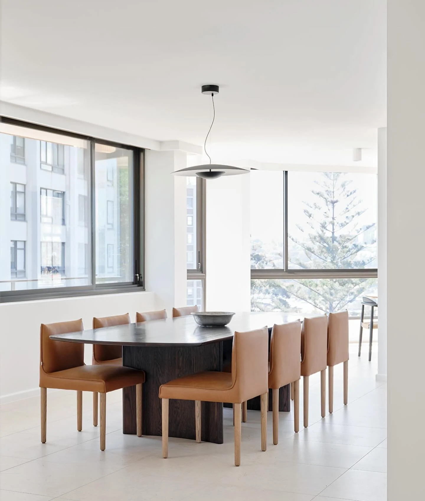 Darling Point dining area. Making the most of the harbour views. Bright and clean ready to be lived in. 

Interior design @kateratnerdesign 
Build @dandebuilt 
📸 @romellopereirastudio 
Dining chairs by @jardanfurniture 
Table by @coshliving