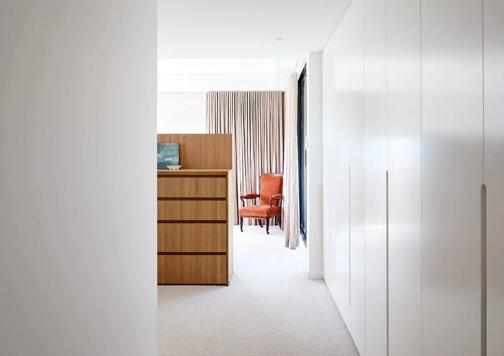 Entry through the walk in robe into the bright and very comfortable Darling Point master bedroom. 

Interior design @kateratnerdesign 
Build @dandebuilt 
📸 @romellopereirastudio
