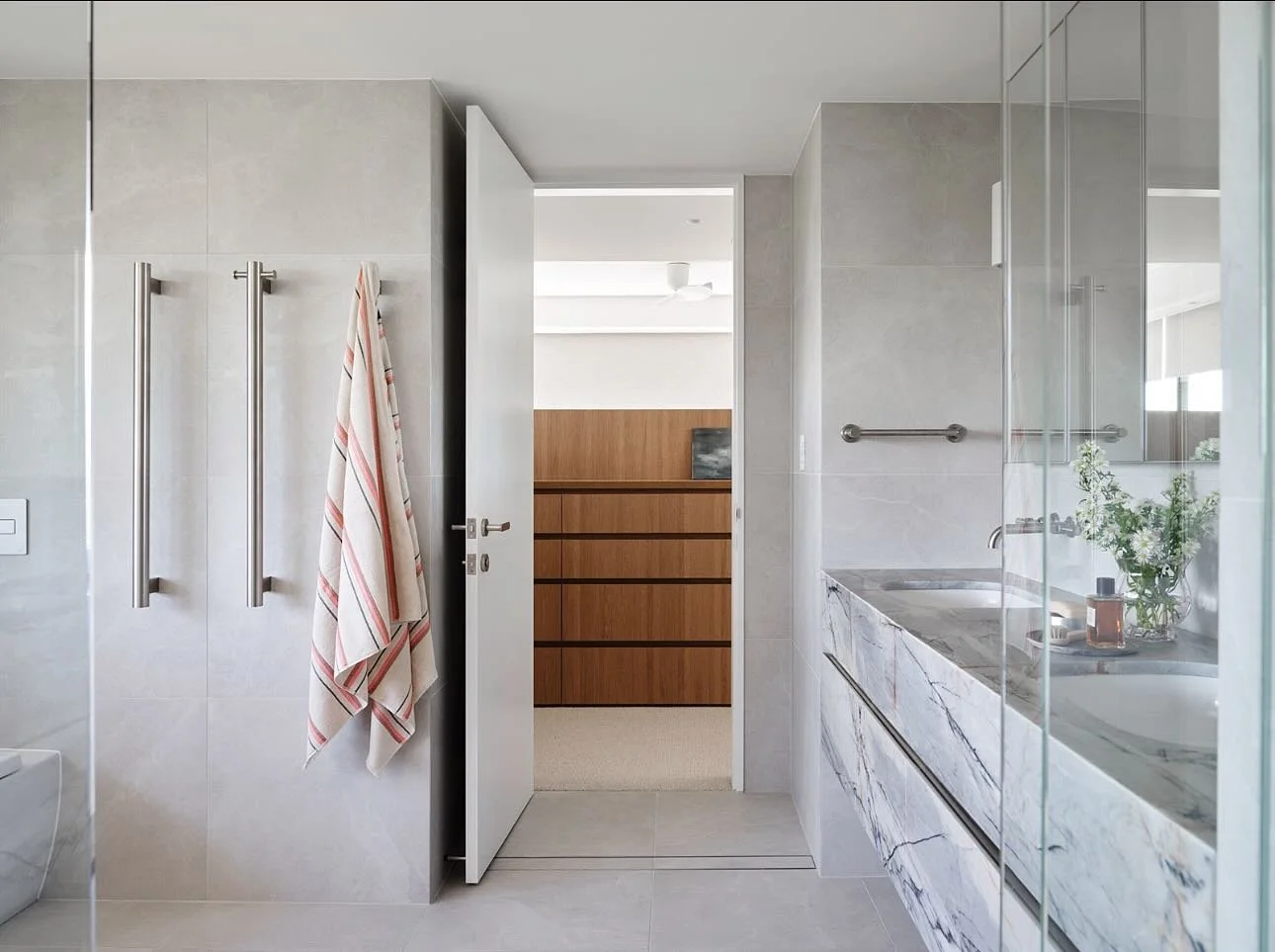 The master ensuite in Darling Point. Calm and gentle on the senses. 

Interior design @kateratnerdesign 
Build @dandebuilt 
📸 @romellopereirastudio