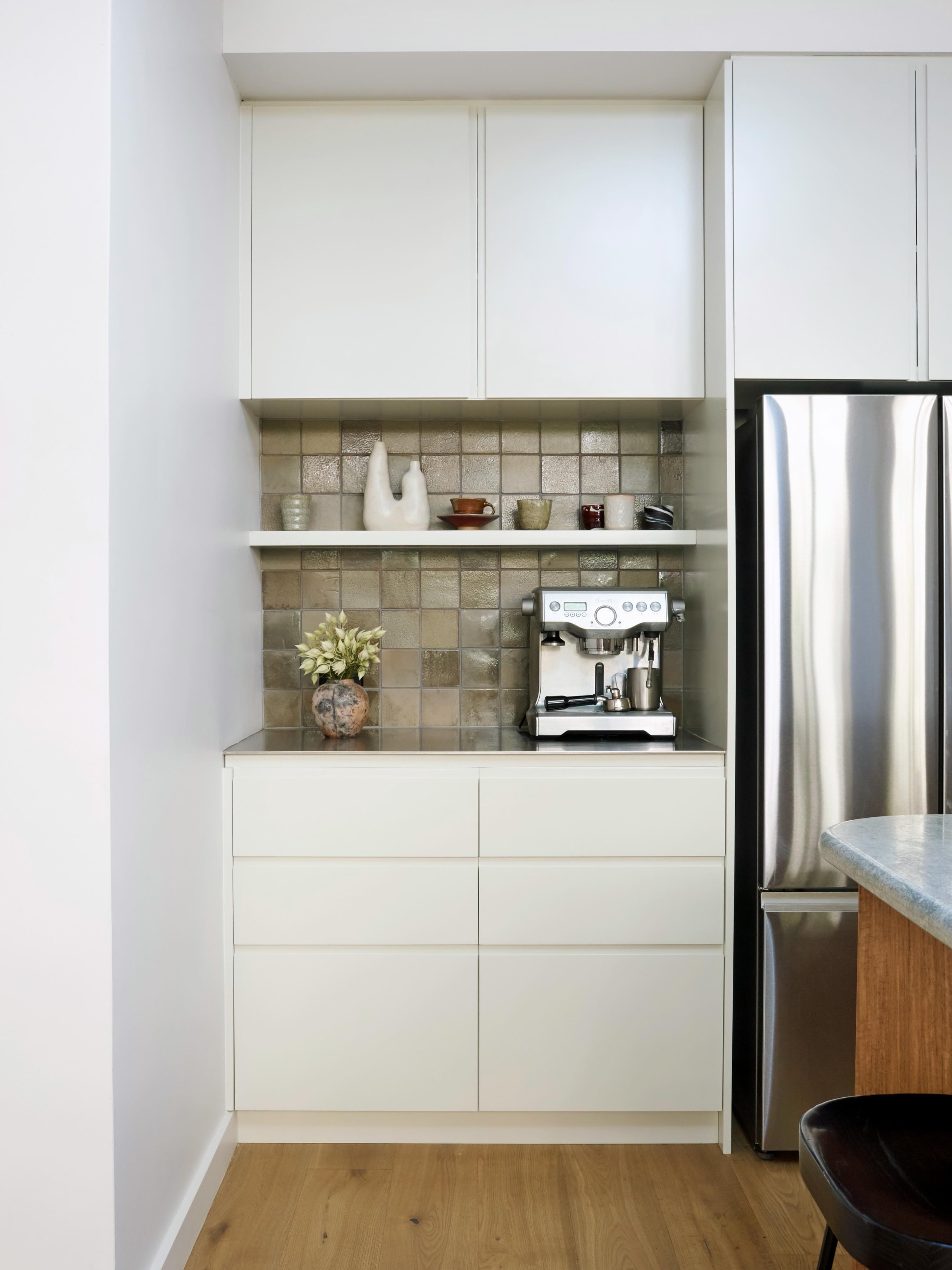 🤎 The gorgeous hand made splashback tiles featured in the O&rsquo;Sullivan kitchen were crafted by the very talented @studio_elke

Another key element to this kitchen design was the Country Green stone bench top from @worldstone_australia - the incr