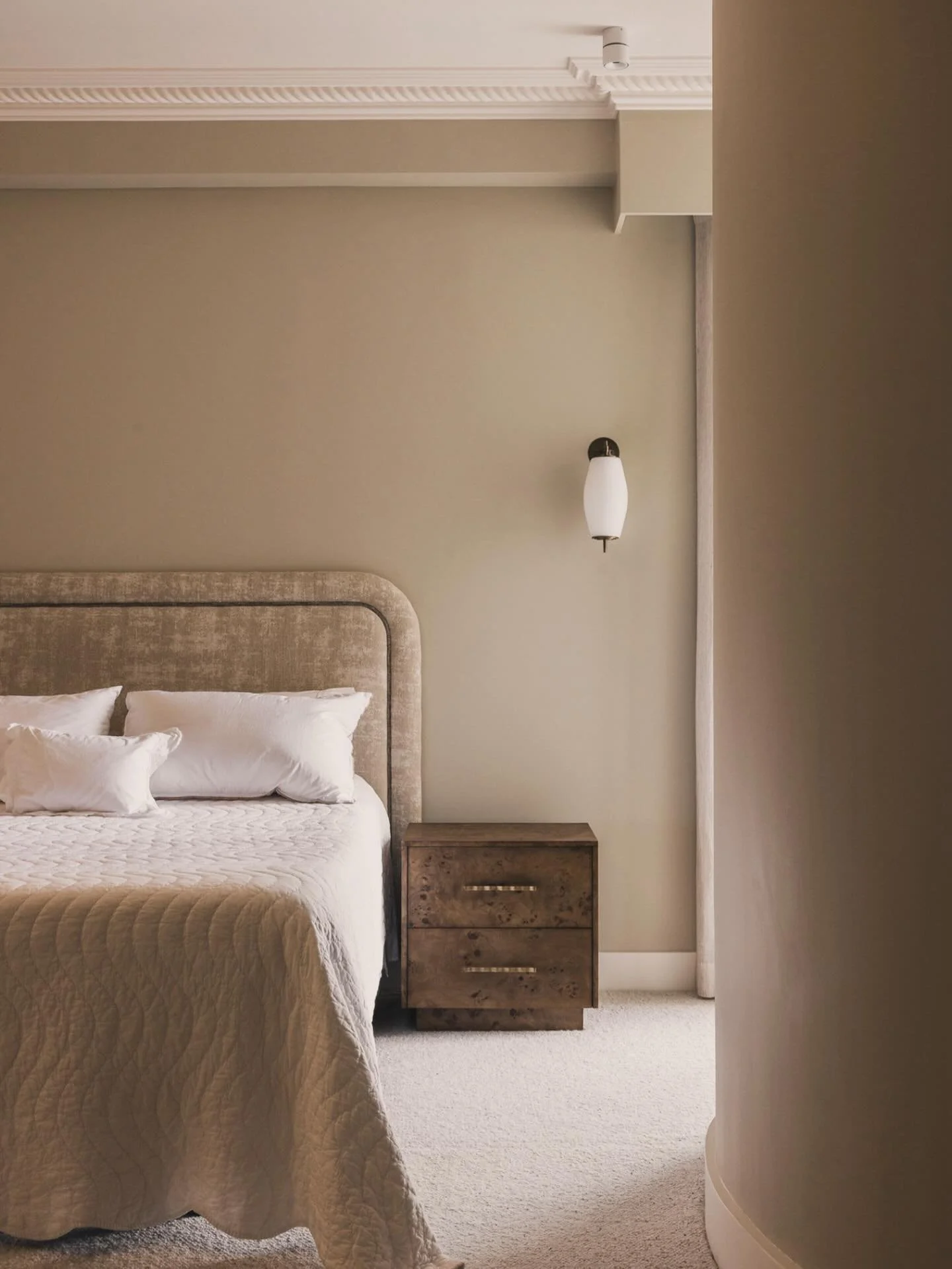 Master bedroom - so dreamy 🤎🤍💛
Wolseley project 

Interior design @kateratnerdesign 
Built by @dandebuilt 
📸 @rohanvenn 
Bedhead designed by @kateratnerdesign made by @marlowandfinch