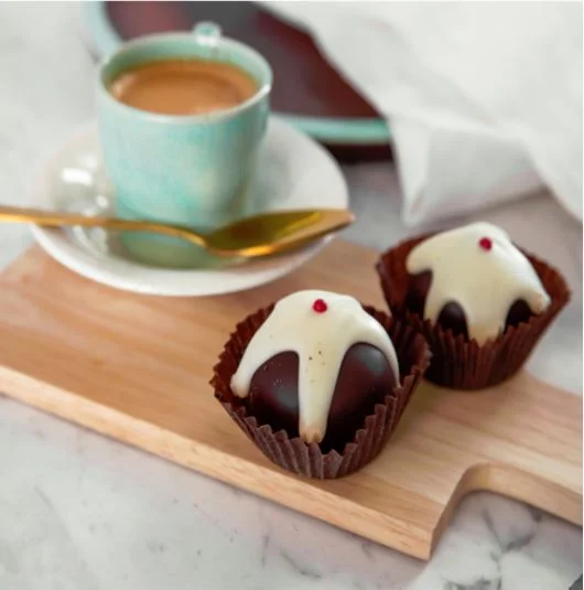These mini Christmas puds from  Emmalines  are more than what meets the eye! You’ll have to take a bite and find out…