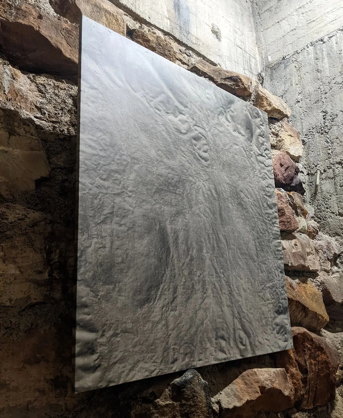 This mammoth painting will be on display from the 14th at the incredible industrial site @thecoalloader as part of the #northsydneyartprize2022 , get over there and check out the 109 other artist's work on display too! 
@artsandculturenthsyd