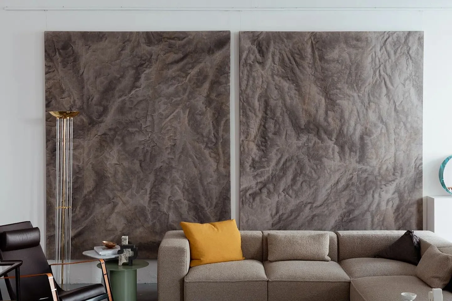 'Site Action' paintings from my residency with @thecorridorprojectcowra and resulting exhibition at @orangeregionalgallery are now on display at @moderntimesau in #Melbourne ✨
Drop in for a viewing, and see the end of year group exhibition 'A Gentle 