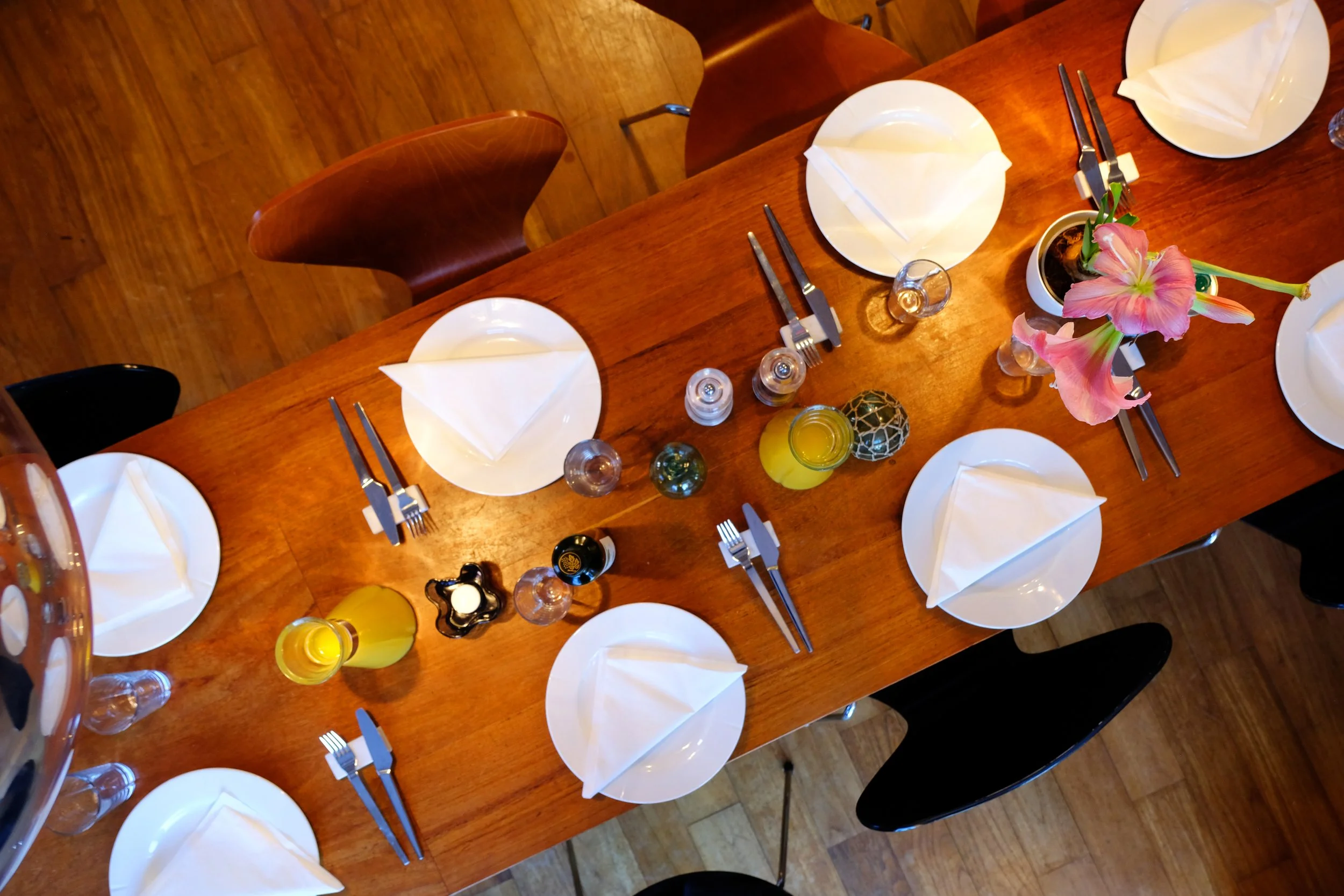 The dining table is the social hub of the home: it’s where the family and friends gathers to enjoy time together, catching up over breakfast rolls, coffee breaks, weekend brunches..