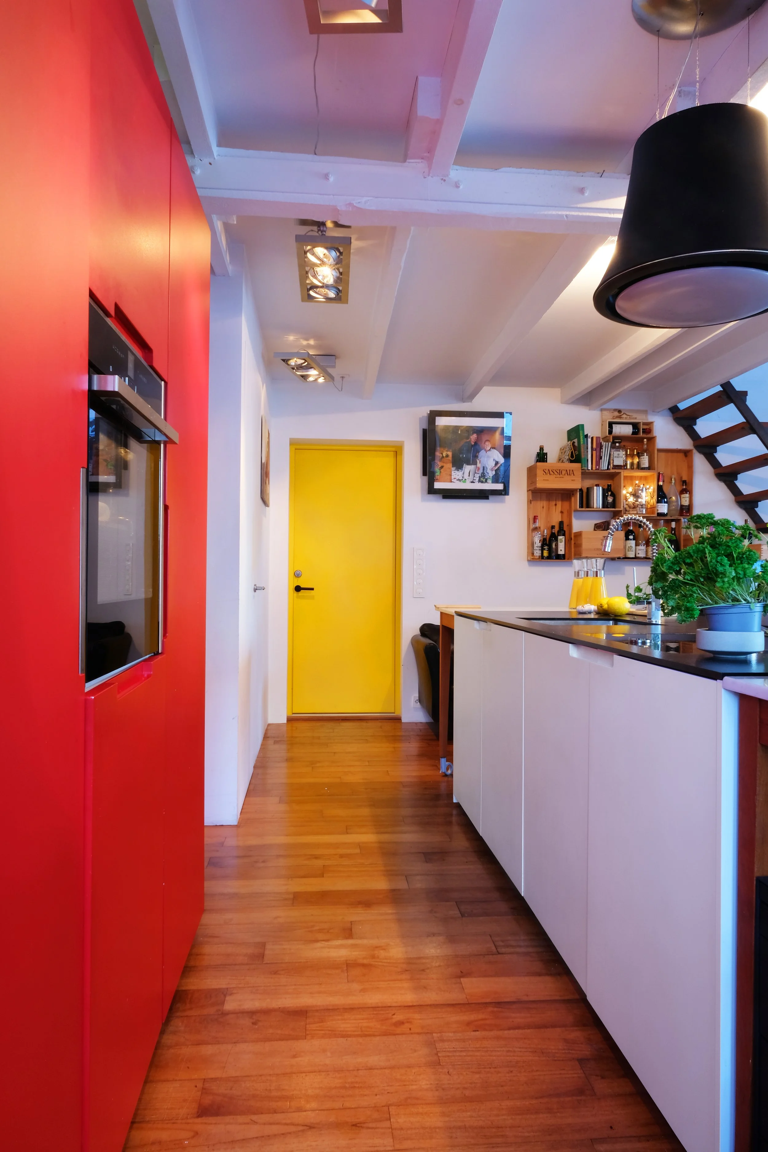 A kitchen is often a meeting point for both family and friends and where various activities can take place. Welcome to Logbua!