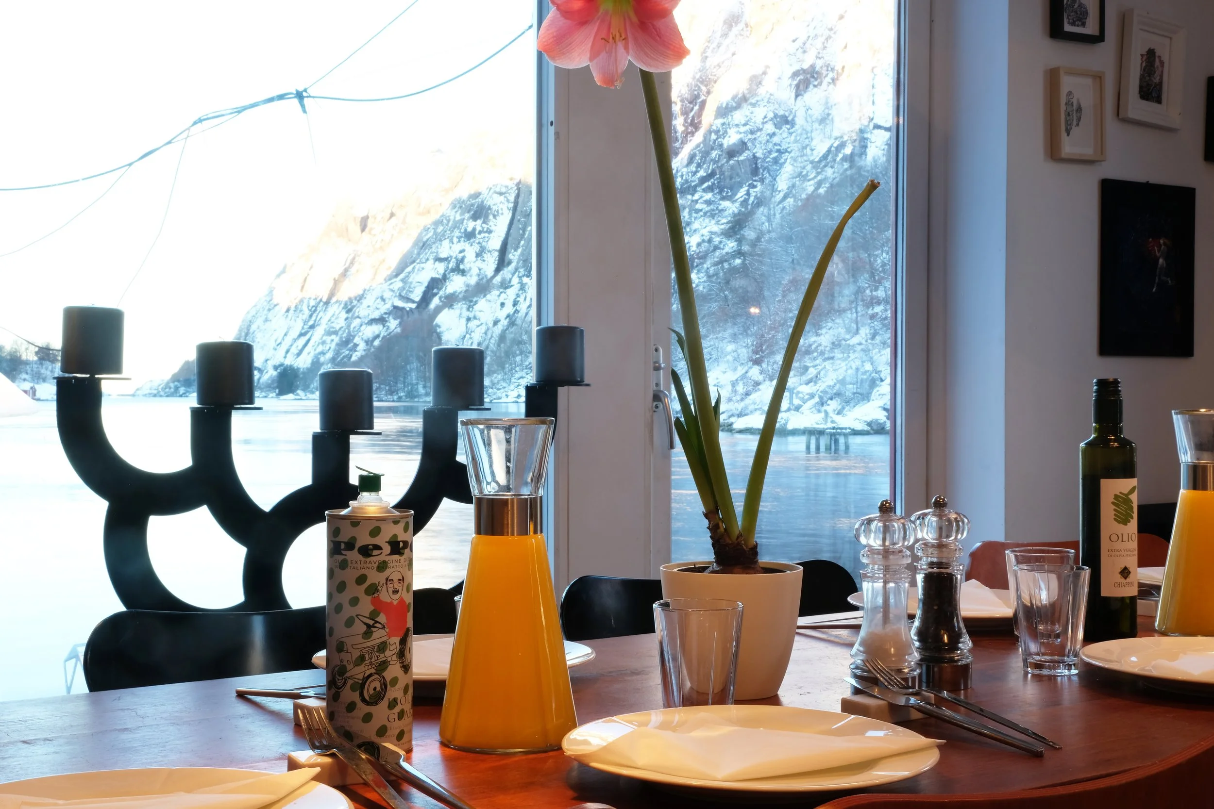 Breakfast in the making. Outside is -4 degrees, dry air and inside fire in the fireplace, and we follow the sun rise.