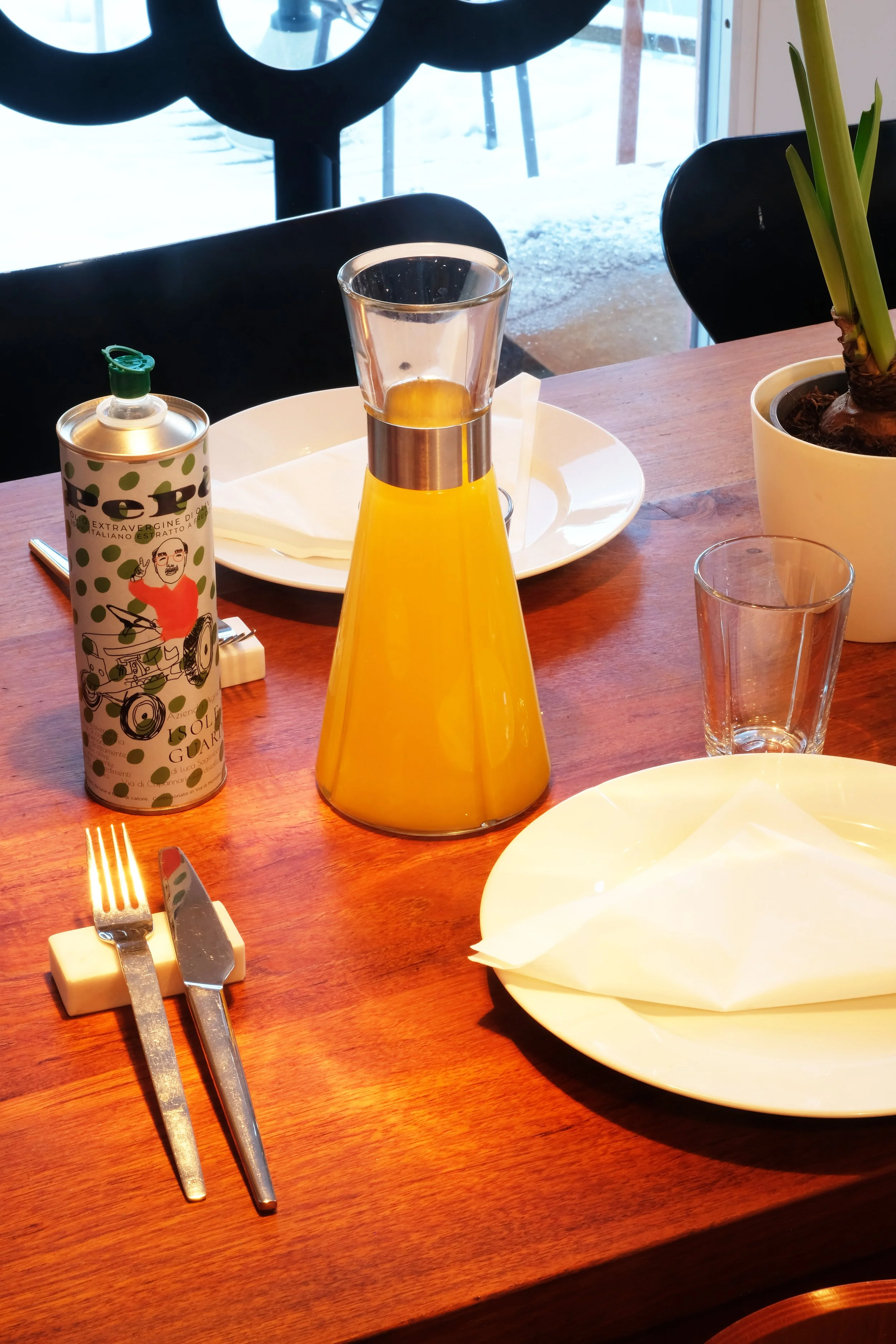 We welcome our guests to taste this exclusive oil from Bolgheri during their stay on Logbua. We have both, kitchen wares for normal use and for more elegant settings.