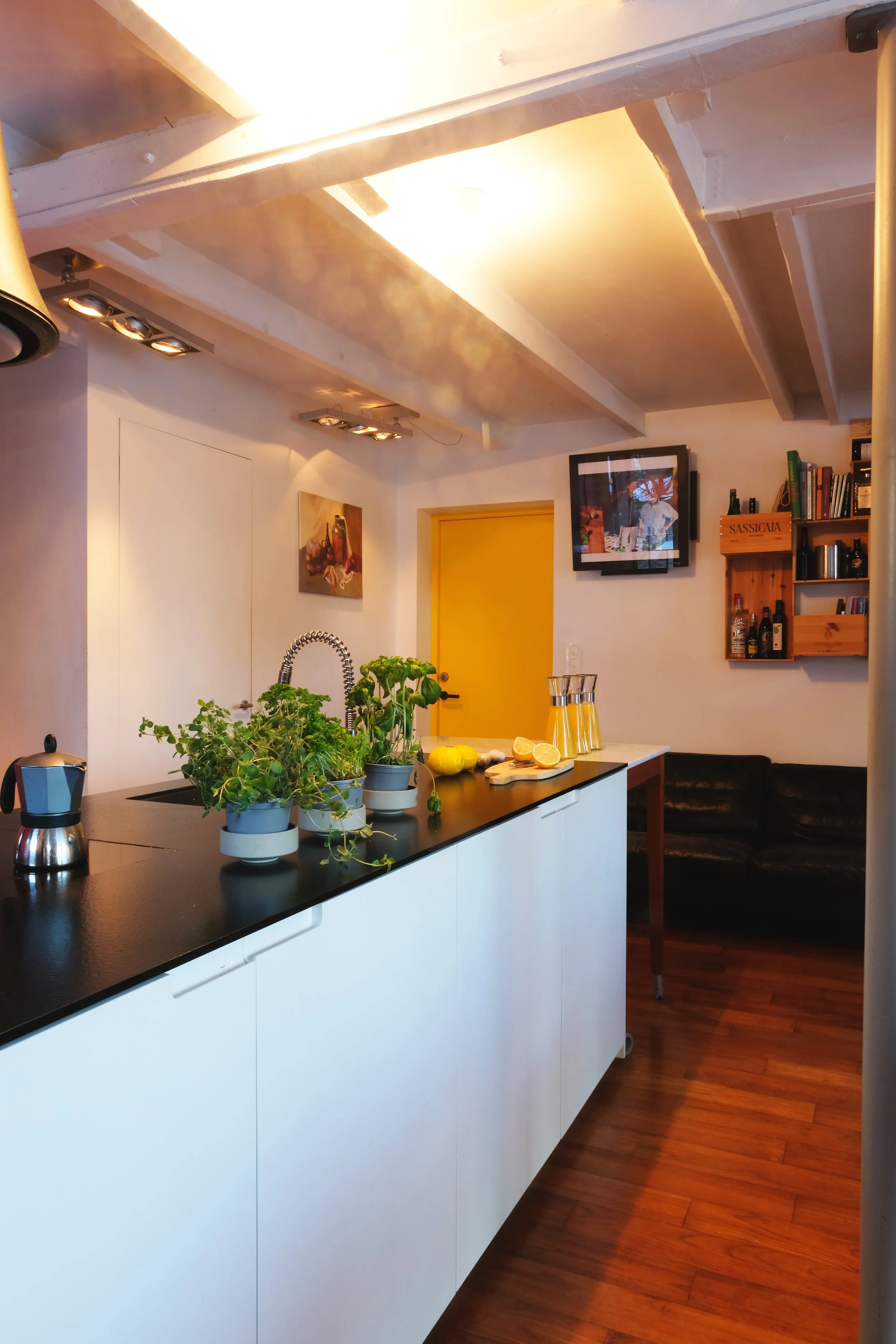 The kitchen is open, can be experienced as cubist and blends seamlessly into the whole. It is Italian and supplied by Zampieri Cucine Venezia for which we are an agent. Magazine Feelgood  2.2019.