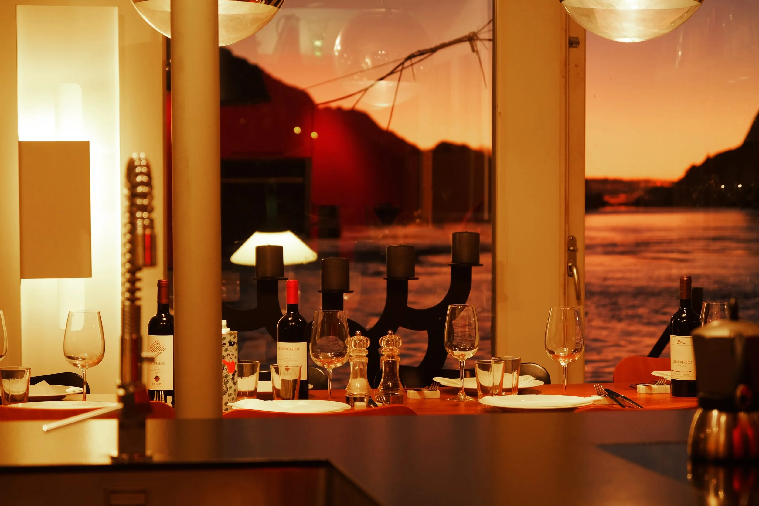 The house sits over the water with docks surrounding on one side and the location right in the middle of the fjord couldn’t be more picturesque. Laurel 24.08.2024 New York, Airbnb