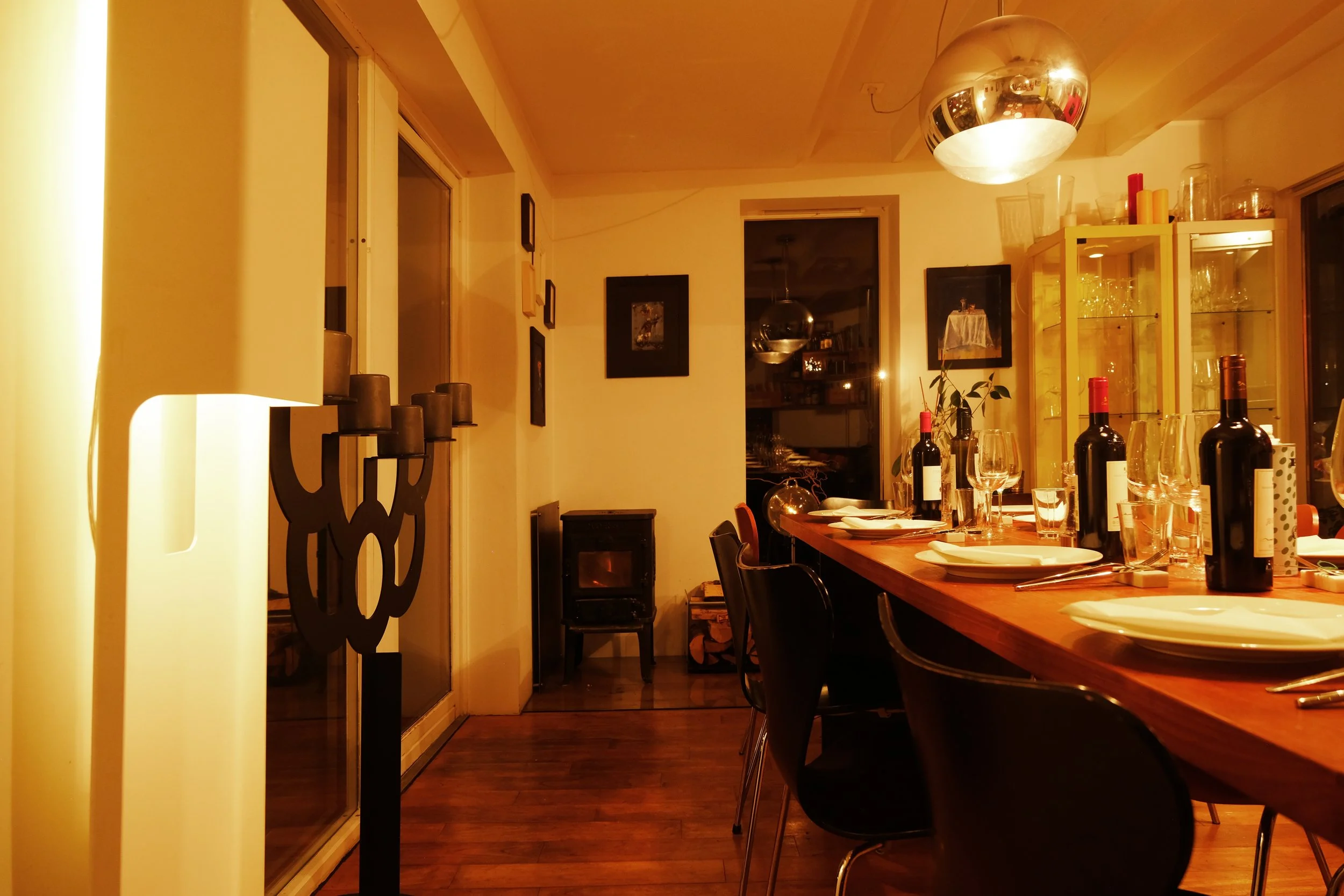 The lamps in the ceiling are from Tom Dixon and are called Mirror Balls, they give an exciting effect, as they reflect the room.