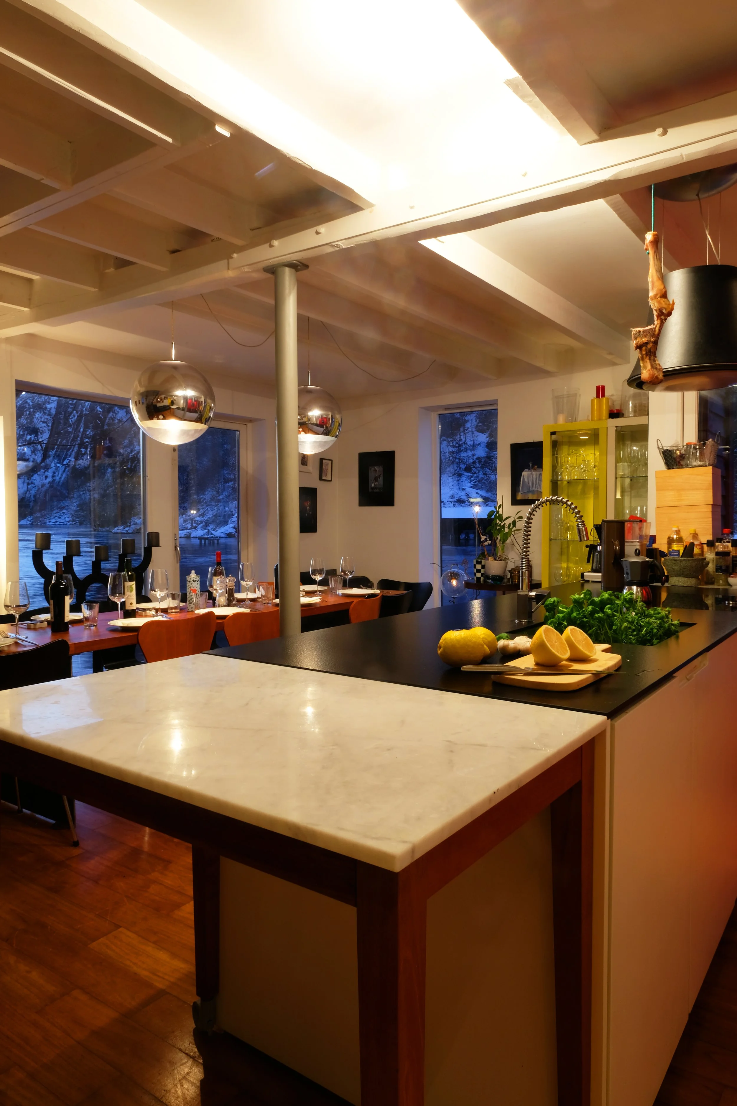 Kitchen was well stocked for cooking family dinners and space was enough for our group of 10. Laurel 24.08.2024 New York, Airbnb
