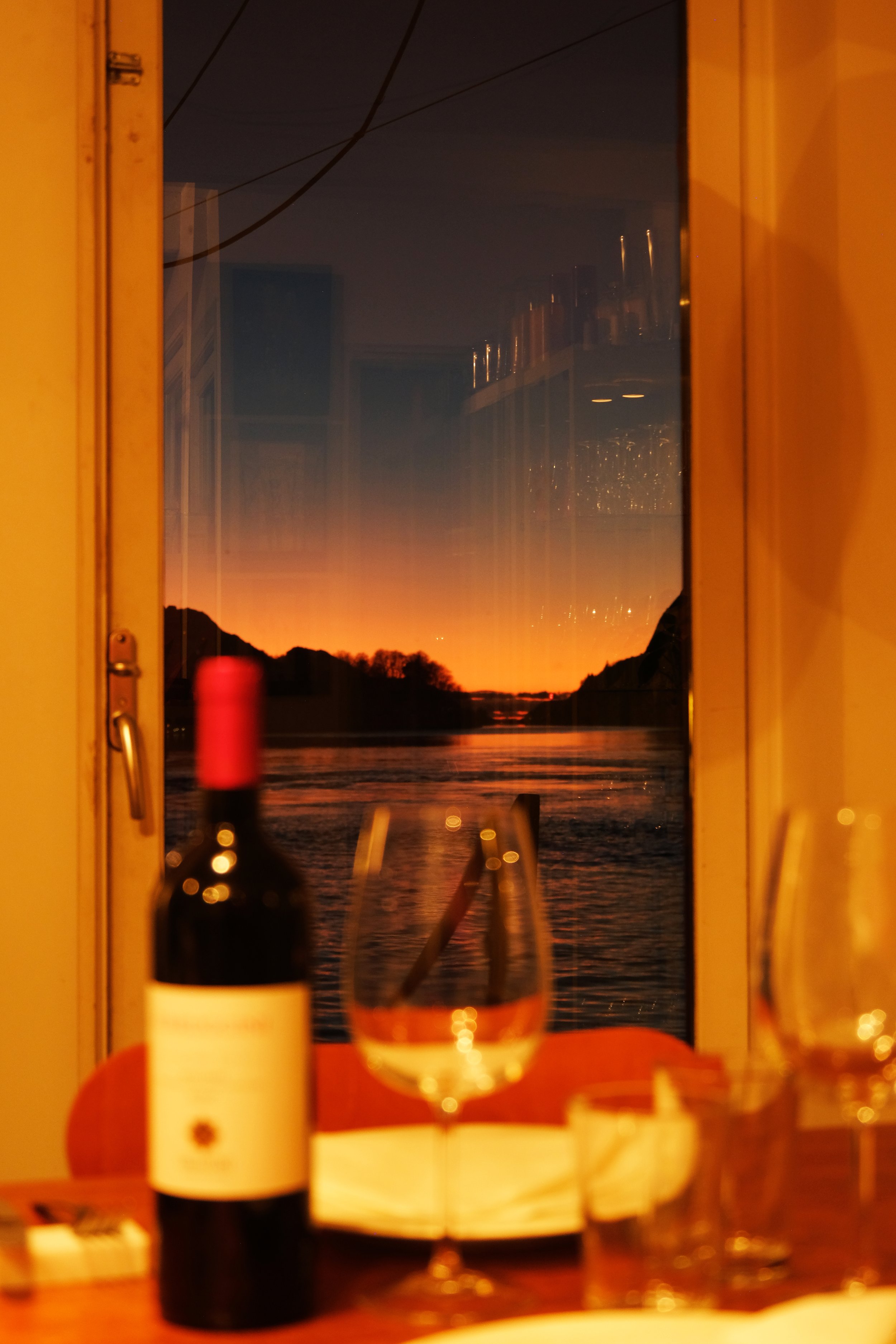 The house sits over the water with docks surrounding on one side and the location right in the middle of the fjord couldn’t be more picturesque.  Laurel 24.08.2024 New York, Airbnb