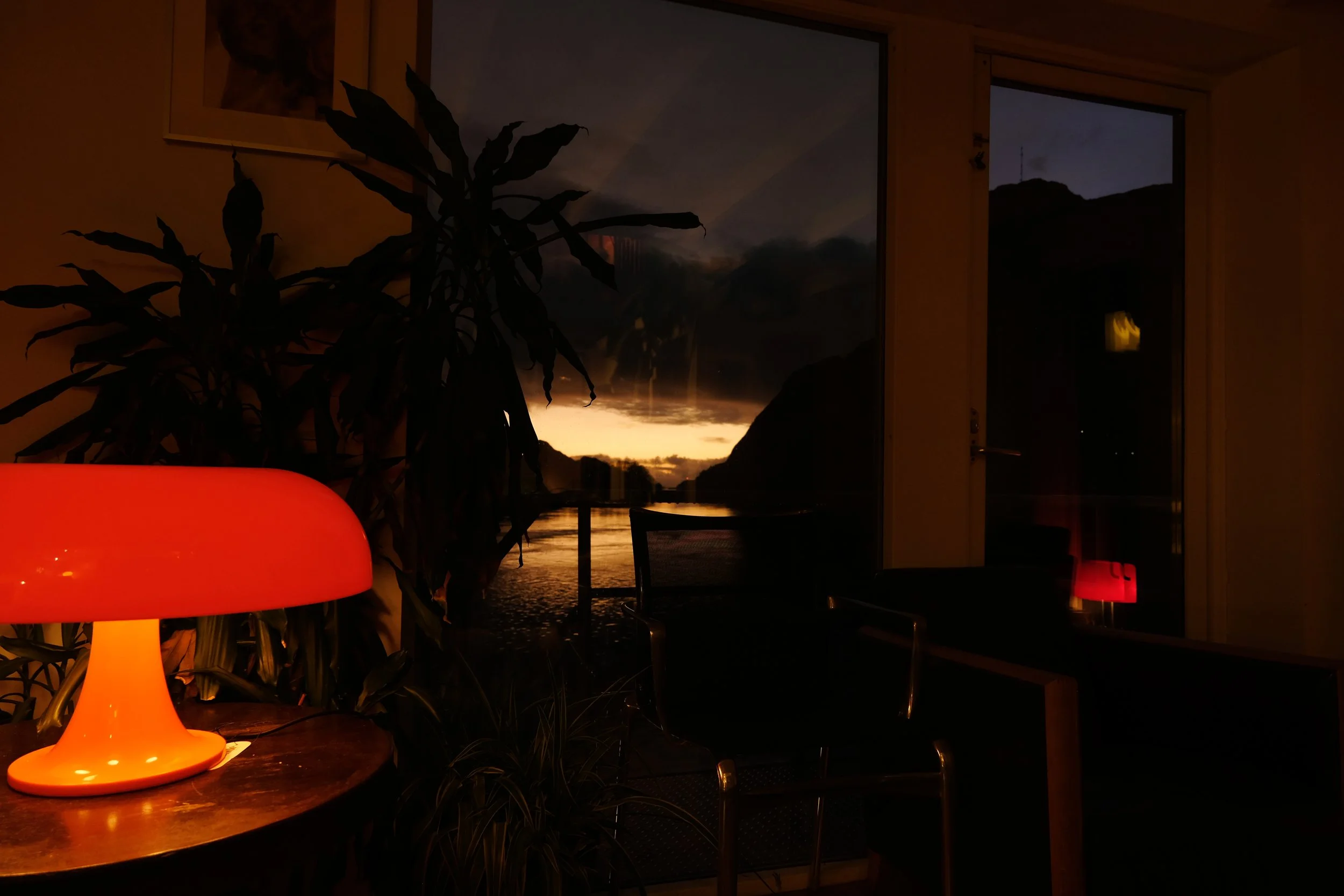 Nesso is an icon of Italian design from the ’60s, a decade that heralded the conquest of modernity in which design redefined the domestic landscape though the first uses of plastics. Design G.Mattioli