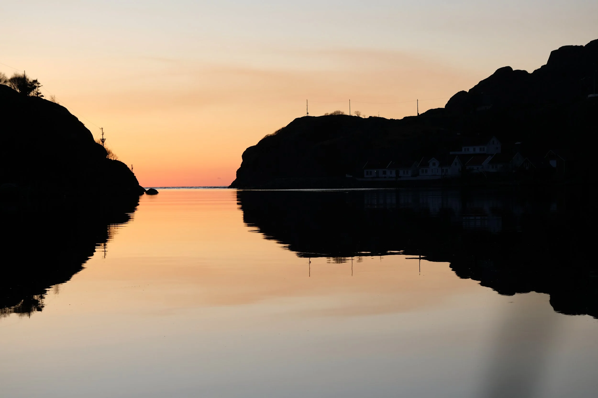 Å-Gapet where the "fjord" end in the sea. Sanden on the left is a very old community. This was the centre of Åna-Sira until 1920. 129 people lived here.