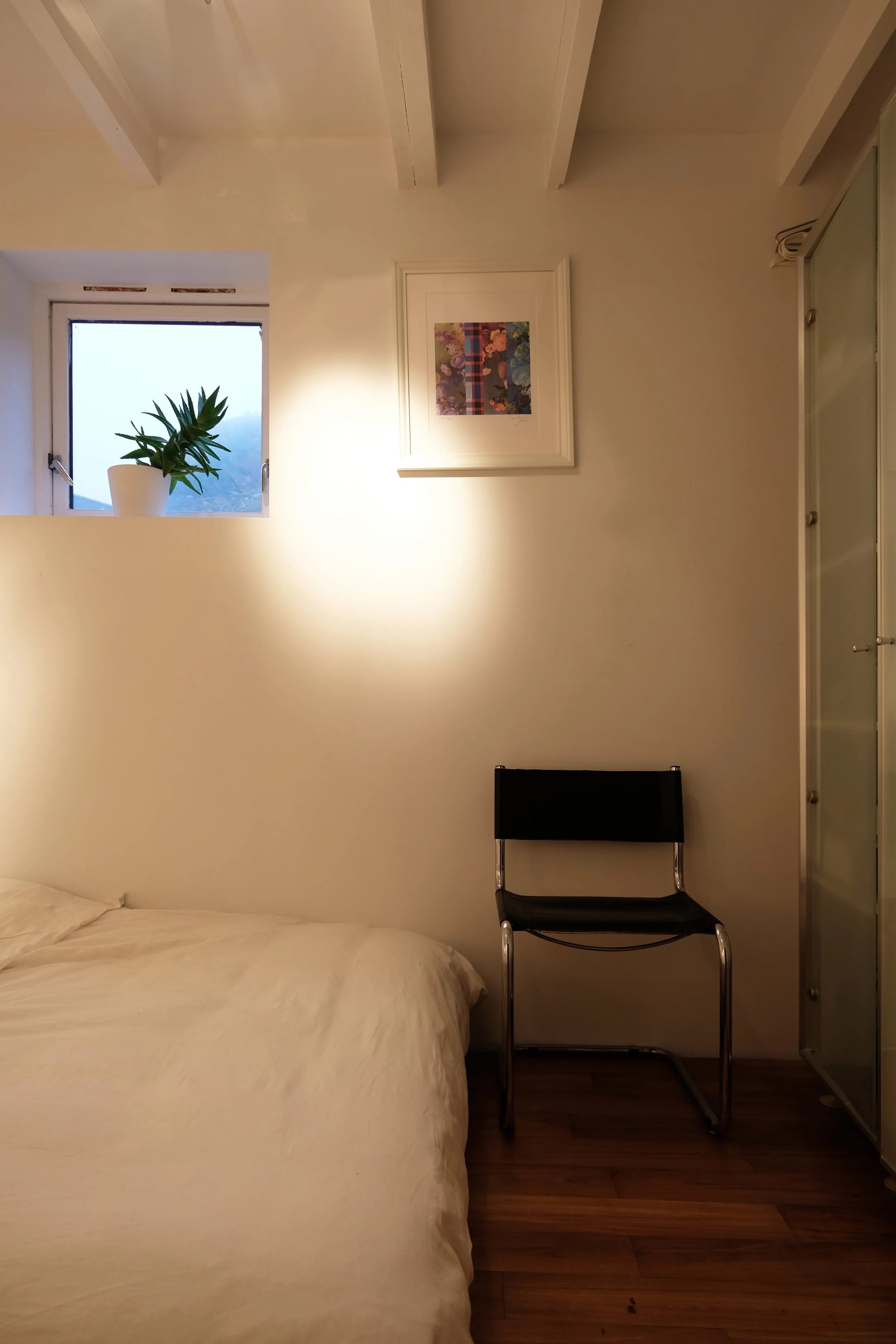 We have 2 bedroom at 1st floor, 2 beds can be used together or single.