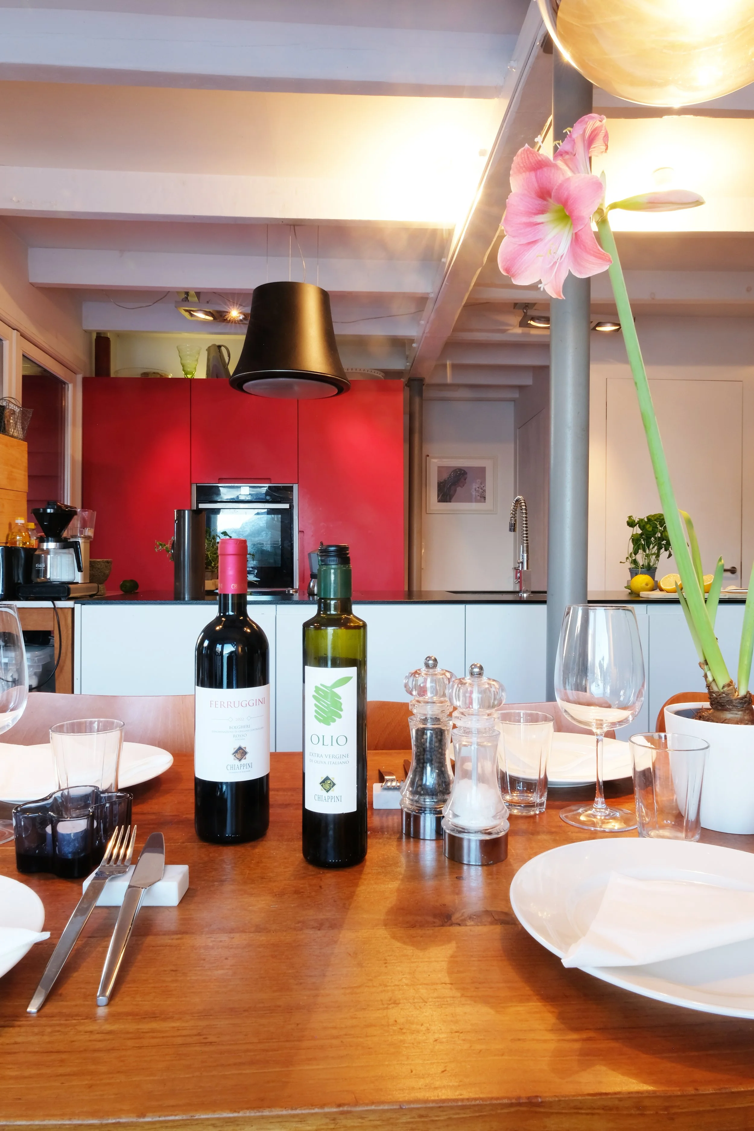 Prepare a good breakfast for your friends on the long table before starting your hiking trip!