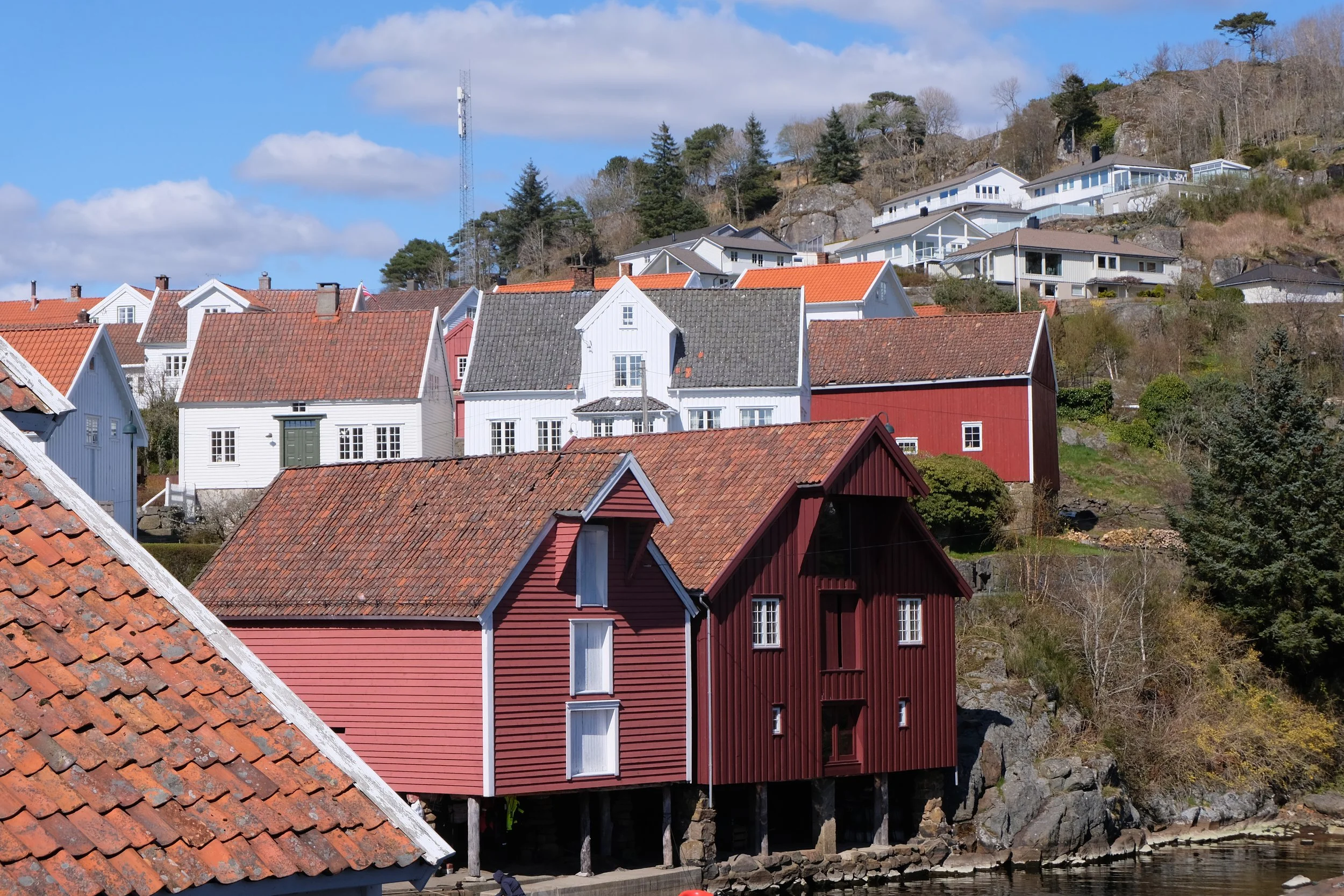 Sogndalstrand is worth a visit. This is the only village in Norway where both the wooden buildings from the 18th and 19th centuries, as well as the surrounding cultural landscape, are protected by the