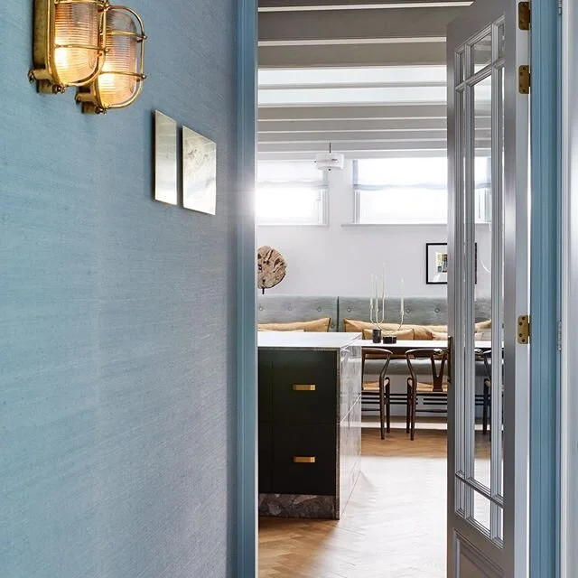 💛 MONDAY BLUES| Just a little word play. No blues at all here! Just referring to the colour of the wallpaper 😀We are starting the week with a boom here! A flying start that is. Have a good week yourself! .
.
.
.
#bluewallpaper #bulklights #shiplights #lovingmondays #interiordesign #burokif #burokif_interiordesign #hesterstolk #designdinterieur