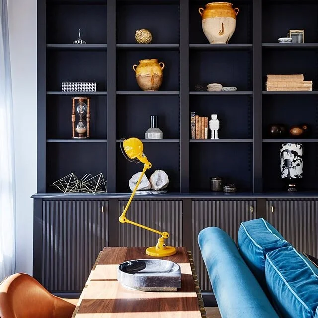 💛 DESK @ HOME | This nice spot is not having an outside view, but was made to draw the view to the lovely features inside the house, in the winter that includes a lovely fire place. .
.
.
.
.
.
.
.
.
.
#workfromhome #deskgoals #confinement #deskdecor #cozyhome #burokif #burokif_interiordesign #hesterstolk #walnutfurniture #railingsfarrowandball #desklamp #deskchair #interiordesign #interieuraddict #decorationinterieur  #stylinginspiration