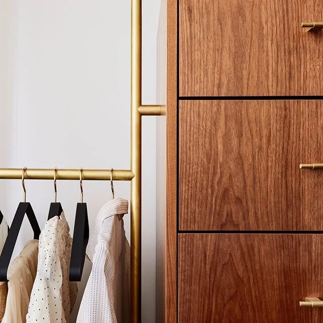 HAPPY MONDAY 💛 | ...to all of you!...
.
.
.
.
.
#bespoke #walnut #walnutwardrobe #walkinwardrobe #mondayblues #burokif_interiordesign #hesterstolk #burokif #brasswardrobehandles