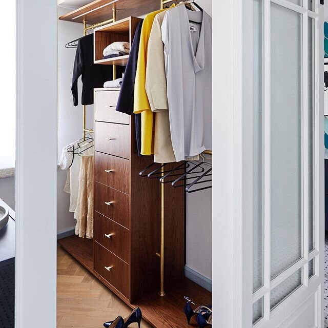 💛WALK-IN WARDROBE | We all have aspirations in our home, or our next home. For me it would be regarding our next home, one day.. And you guessed by now what it is. We designed this as a one off for some clients. Still loving the design! Pic copyrighted by @alanjensen, production by @marcheldens .
.
.
.
.
.
.
#walkincloset #walkinwardrobe #wardrobegoals #closetgoals #madetomeasure #madetomeasurewardrobes #walnutfurniture  #interieur #interiordesign #interior #interiordecorating #interior4you1 #interiores #interiors #interiores #interiordecor #interiorinspo #interiorinspiration #interiorarchitecture #decorationinterieur #interieurarchitectuur #burokif #burokif_interiordesign #hesterstolk  #interiordesign  #amsterdam #interiordecor  #interieur #interieurontwerp