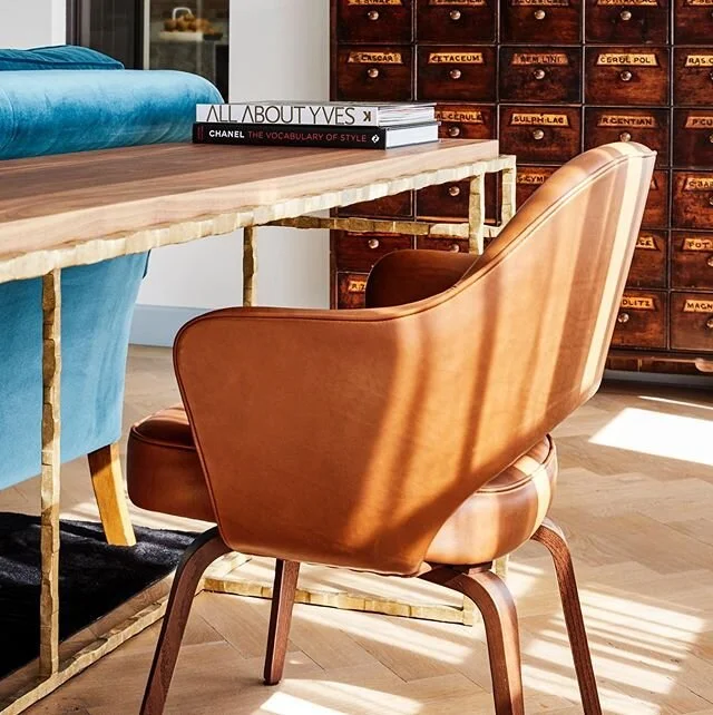 💛DESK | We think that a little desk always comes in handy! I am loving this picture for the beaten metal of the desk. It really makes it very unique.

Een klein bureau is altijd handig toch? Prachtig met het messing dat niet egaal is. .
.
.
.
.
.
.
@marcheldens picture copyrighted @alanjensen #bespokefurniture #madetomeasure #madetomeasurefurniture #burokif #burokif_interiordesign #hesterstolk #penthouseamsterdam #elledecoration #residence #velvetdetails #coffeetablebooks #eclecticdecor #eclecticliving #livingroomgoals