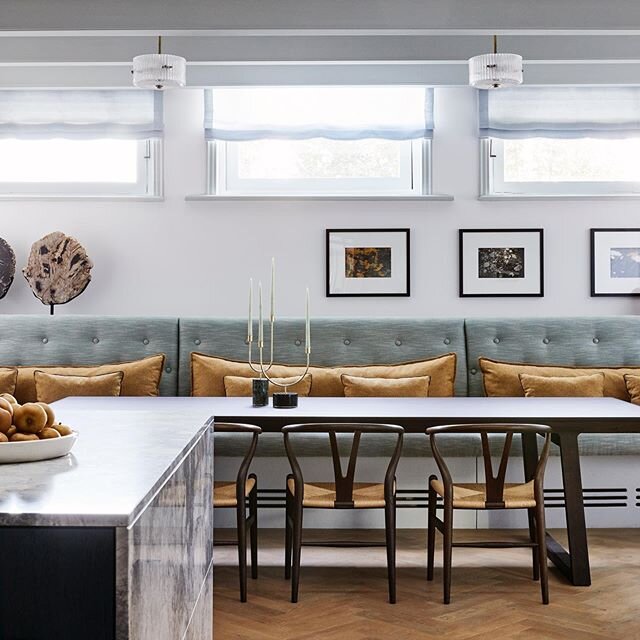 💛ANOTHER PUBLICATION | Looking forward to soon spill the beans....About our next international publication! We are getting excited in the studio!!
This pic: lovely dining area perfect for entertaining a nice bunch- with Upholstery done inhouse by our one and only Mai Loan!
💫💫
Binnenkort zullen we jullie vertellen over onze volgende internationale publicatie wederom in een prestigieuze magazine! Wij zitten alweer te popelen in de studio!
Deze foto: knusse, gezellige eet plek, zeer geschikt voor een dinner party!  De stoffering is door onze studio zelf gedaan- door onze fantastische Mai Loan!!
.
.
.
.
.
.
 #diningdecor #interiordesign #diningroom #hanswegner #vintagechandelier #wishbone #amsterdam #cozydining #interiordecor #upholstery #diningroomdecor #diningtable #interieur #interieurontwerp #burokif #burokif_interiordesign #hesterstolk