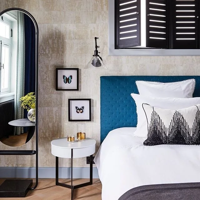 💛AROUND THE CORNER? | we received some DMs after our last post- asking exactly that question. So here it is. The client loved this guest bedroom so much that they started doubting if they should swap it with the Master Bedroom. 💫💫💫
Sommigen stuurden ons een berichtje, bij het zien van de vorige interieur foto,  met de vraag..hoe ziet de kamer eruit als je echt naar binnen loopt? Bij deze- zo dus! Onze klant vond het zeer geslaagd: ze hebben overwogen hun master bedroom te ruilen voor deze gasten slaapkamer.. .
.
.
.
.
.
#bedroomgoals #bedroomdecor #interiordesign #amsterdam #cozybedroom #interiordecor #shutters #nighttable #interieur #interieurontwerp #decorationinterieur #burokif #burokif_interiordesign #hesterstolk