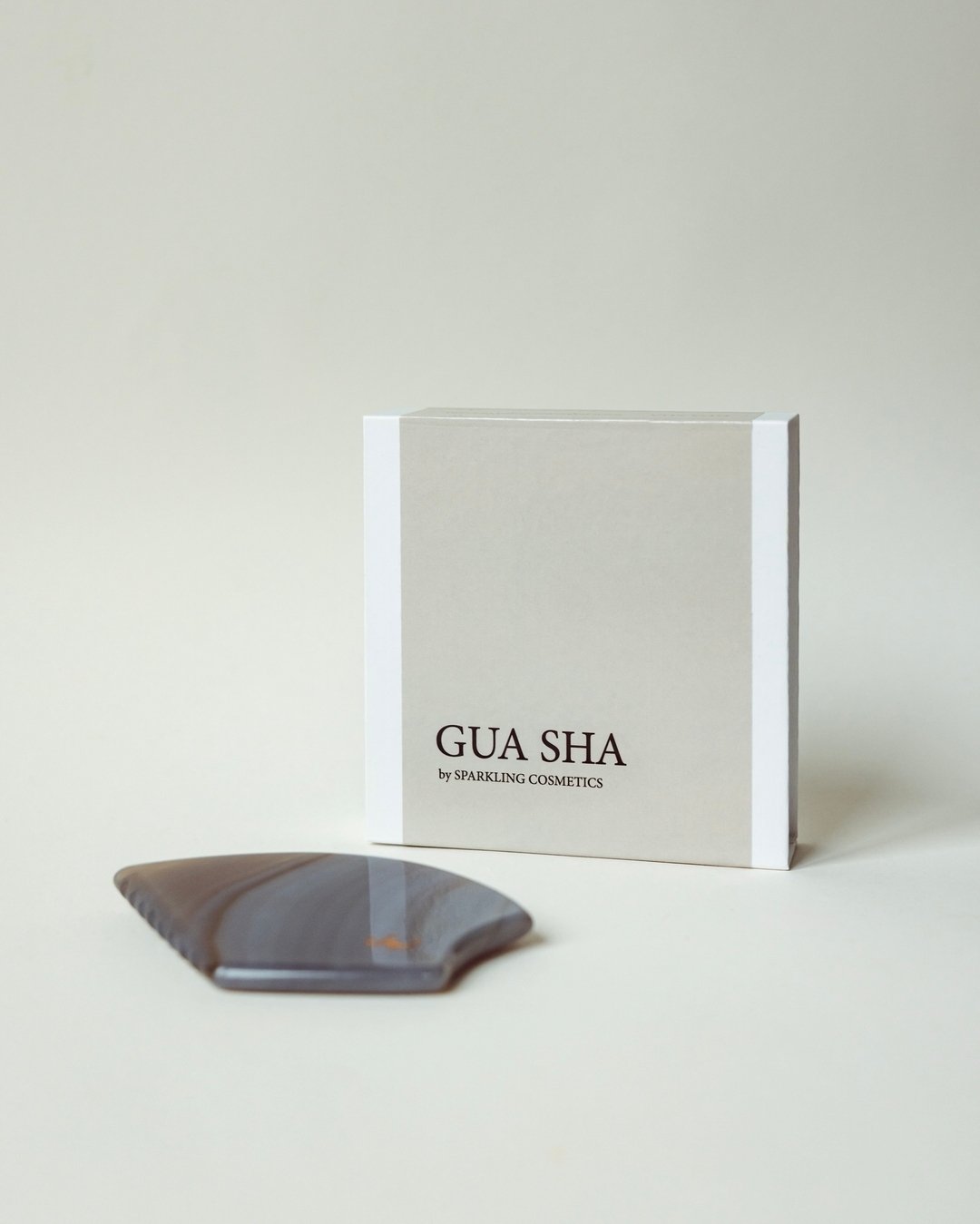 How to GUA SHA ? 

Before you get started with the gua sha massage, clean your face down to the pores with your facial cleanser. Then apply our face oil, your favourite serum or a lotion for gentle application. Now the skin is prepared and you can st