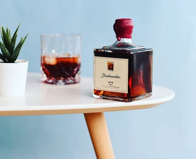 Some bourbon, a bit of vermouth, a splash of bitter aperitif and a big mesure of love!❤🍸🇨🇭 #handcrafted #homemade #cocktail #gift #giftideas #whiskey #bourbon #stayathome #present #drinks #cheers #enjoylife #mixeddrinks #apero #aperitif #cosy #des