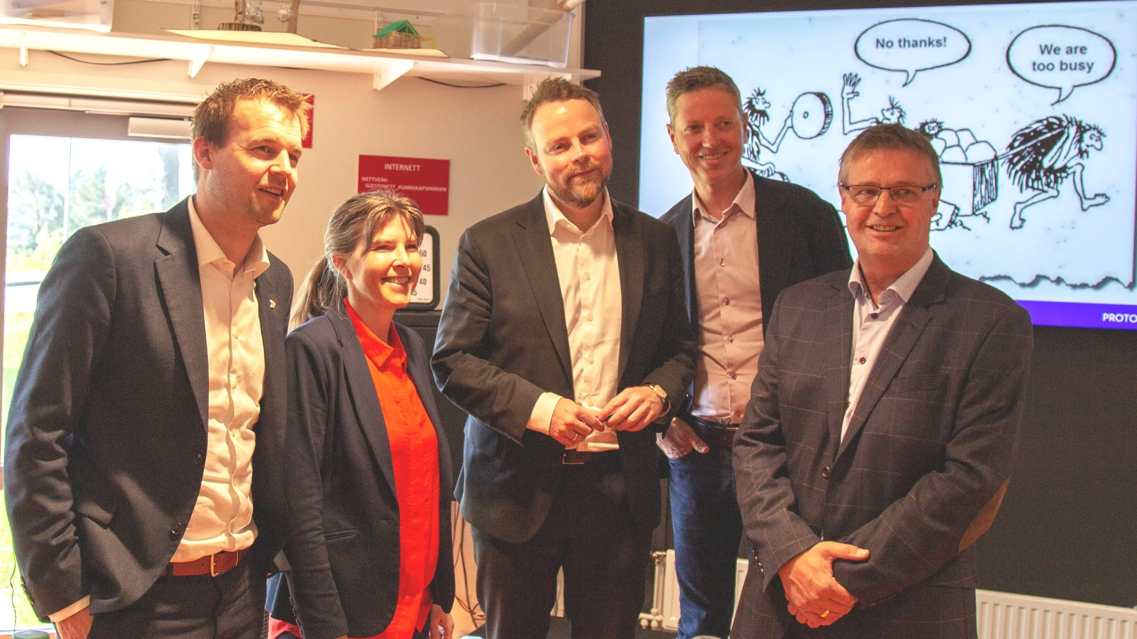 Fra venstre: Kjell Ingolf Ropstad, barne- og familieminister, Hilde Aspås, daglig leder NCE iKuben, Torbjørn Røe Isaksen, næringsminister, Sjur Vindal, forretningutvikler Protomore og Arne Larsen, prosjektleder NCE iKuben.