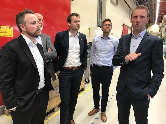 Fra venstre: Torbjørn Røe Isaksen, næringsminister, Torgeir Dahl, ordfører i Molde kommune, Kjell Ingolf Ropstad, barne- og familieminister, Nils Korperud, leder for IT og digitalisering i Glamox og Birger Holo, fabrikksjef for Glamox Molde og styremedlem i iKuben.