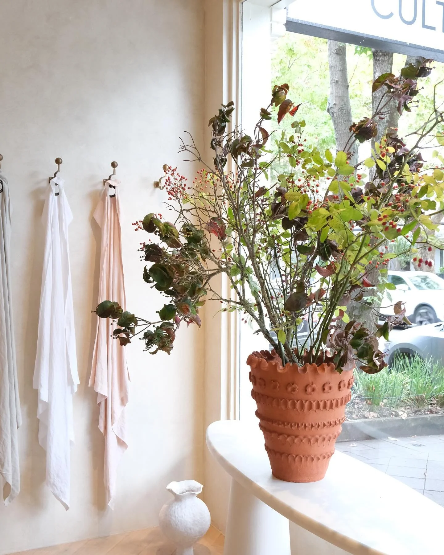 Weekly flowers @cultiver_goods 🤎
 
In beautiful @objects_of_virtue available in our store and online now

#besspaddington 
#weeklyflowers 
#sydneyflorist
