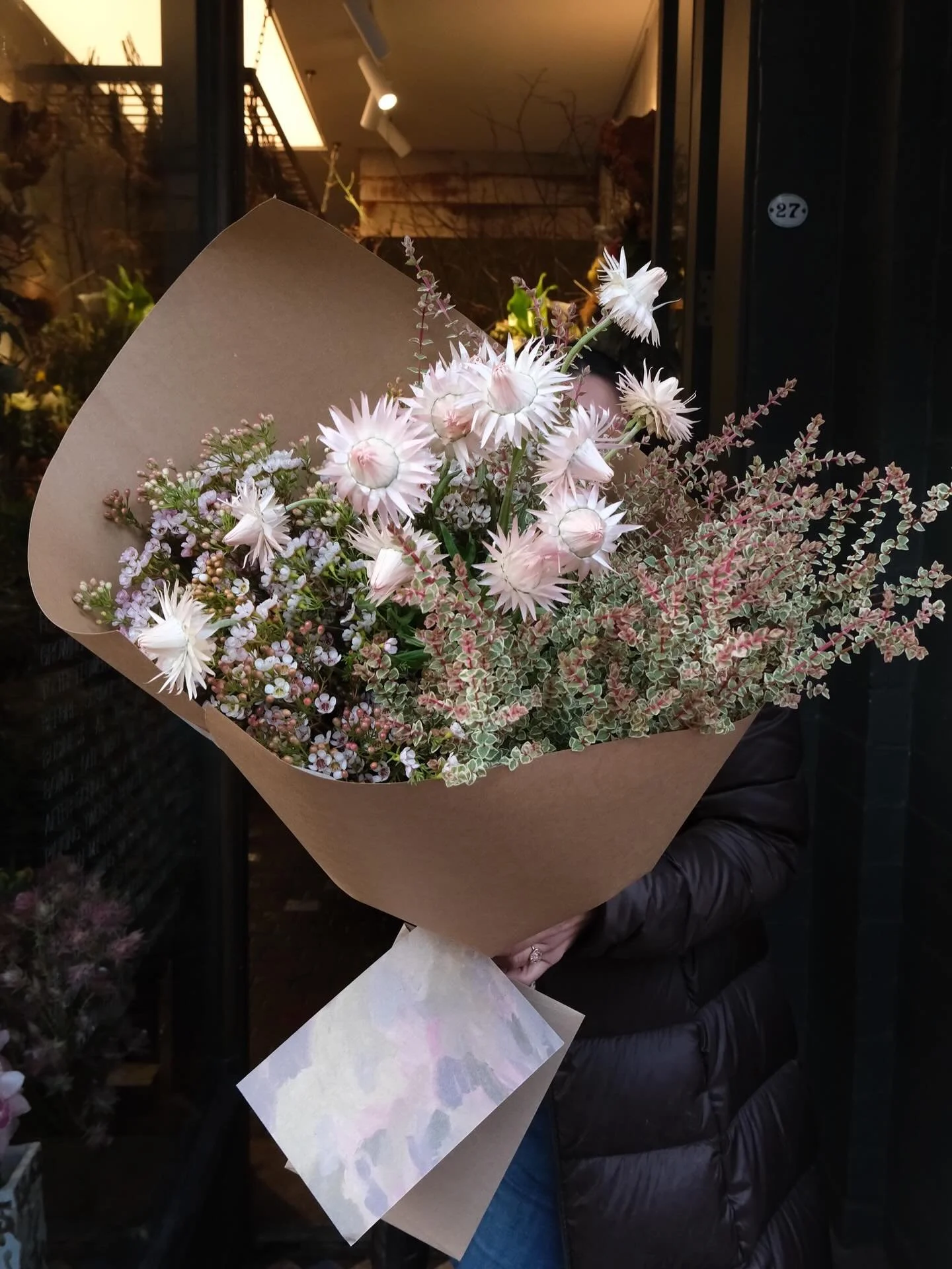 Golden veil (Hypocalymma) has been crazy this week💖💖💖 love the hot pink stem with green leaves🌿🌿🌿 

Thank you @craigioscott 🙌🏼

Reminder we are closed tomorrow for the long weekend. Back Tuesday 10th❤️

#besspaddington 
#hypocalymma 
#flowers