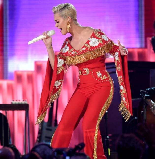 Katy Perry Grammy Awards performance with Dolly Parton 2019 2/3