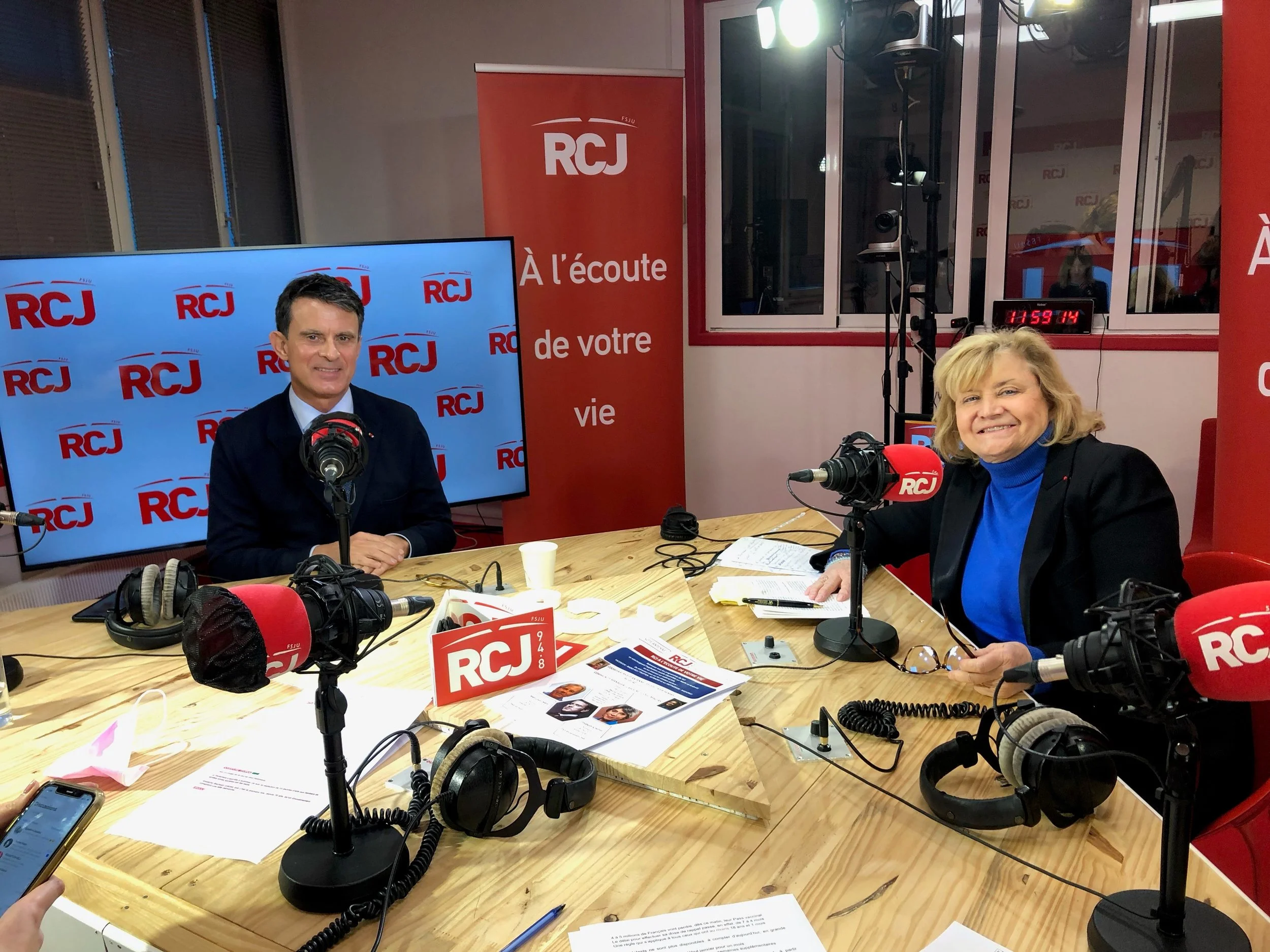 Manuel Valls est l'invité de LUce Perrot dans Lire la politique sur RCJ (Copy)