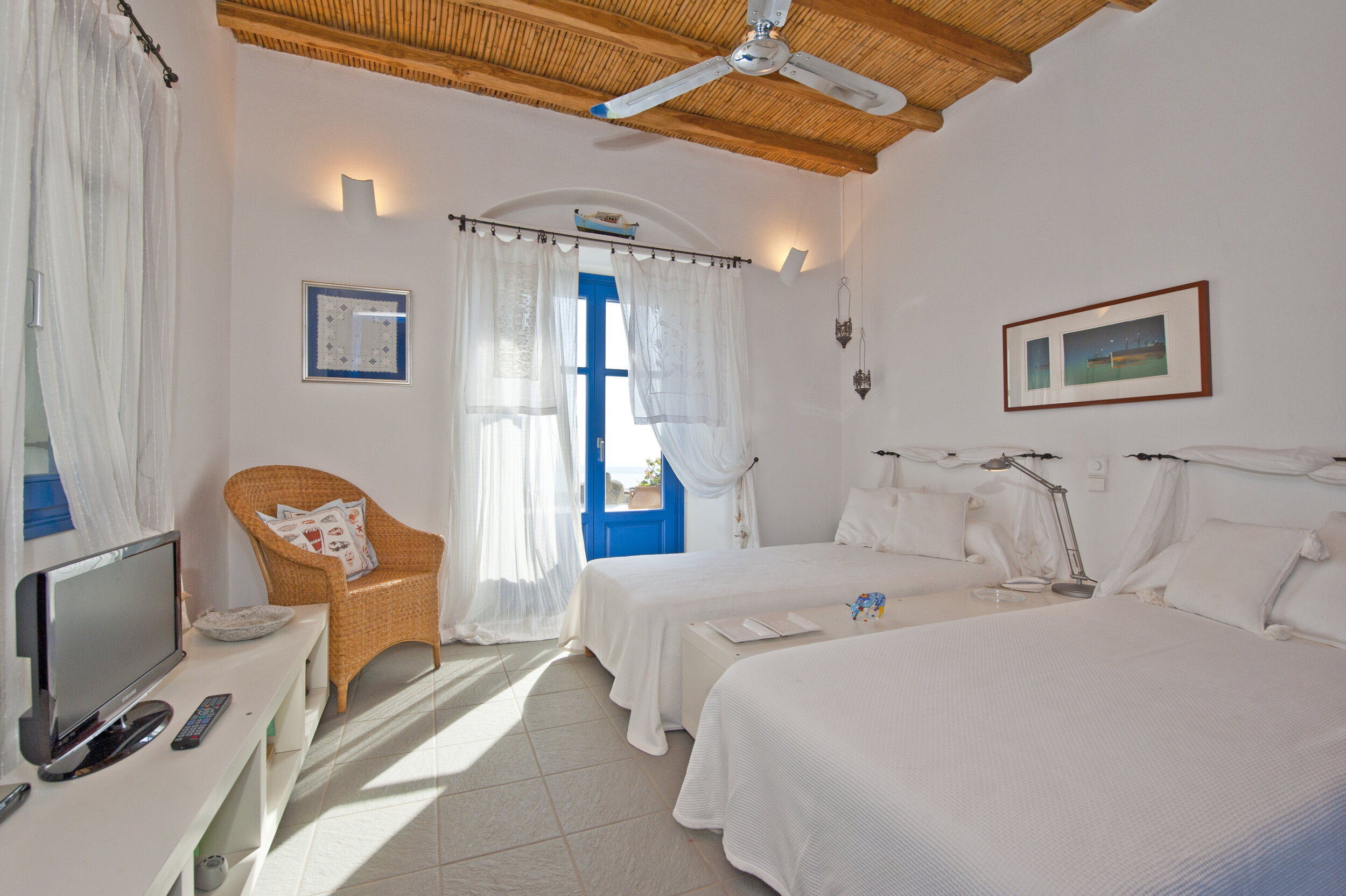 8.Twin bedroom - main house.jpg