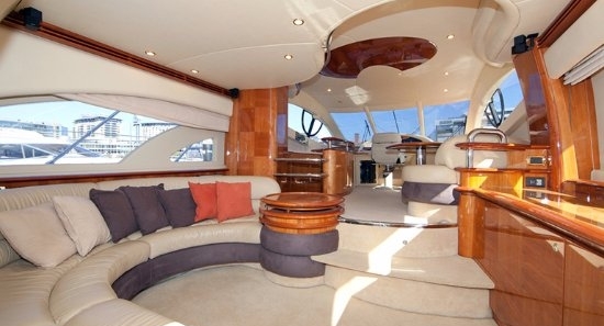 azimut-55-max-17-personassala.jpg